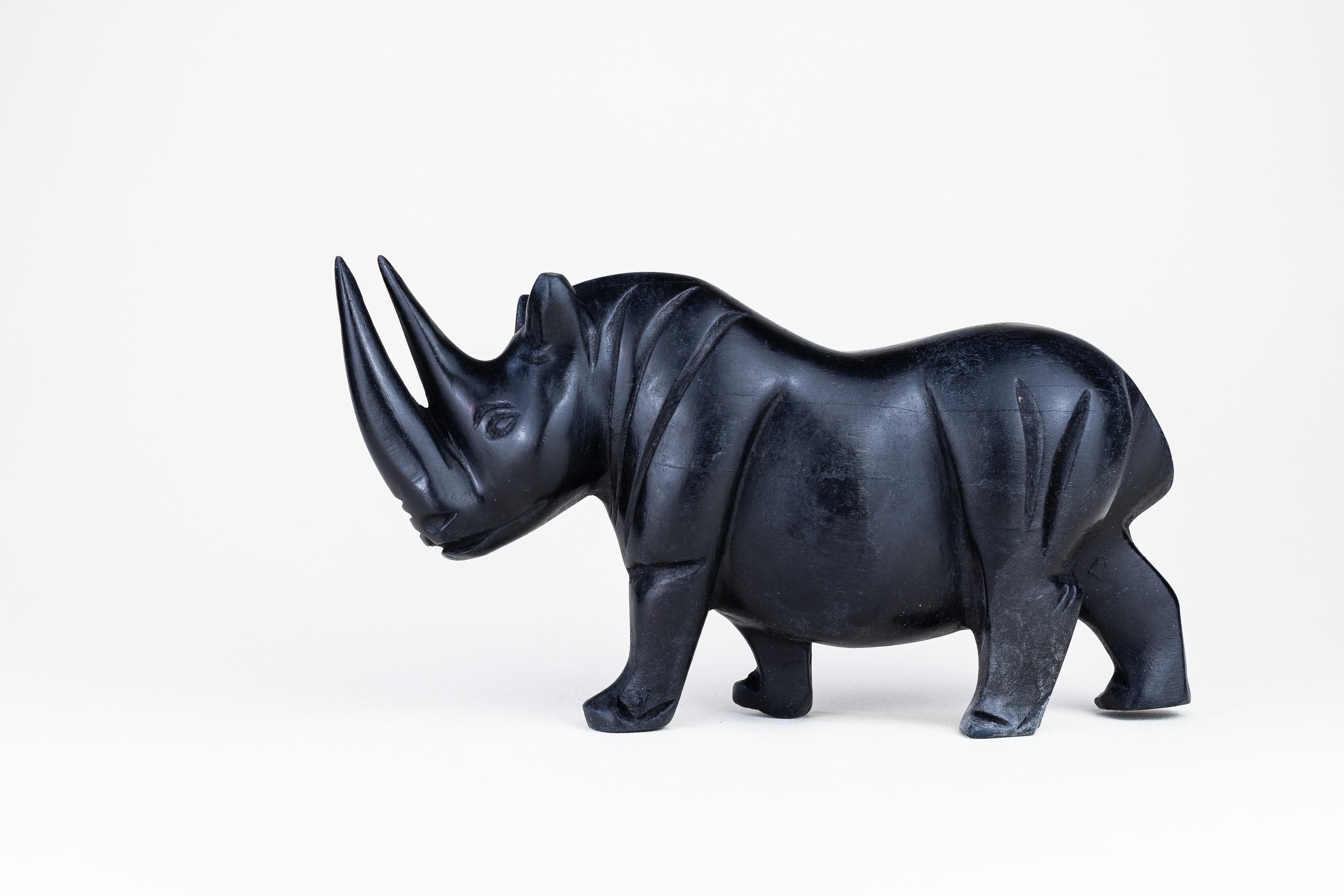 Rhinocéros vintage sculpté à la main. Datant des années 1980.

La sculpture est réalisée dans un bois exotique très lourd et dense (pas de l'ébène).

La surface a été ébonisée (à l'origine) pour lui donner un aspect moderne, sombre et