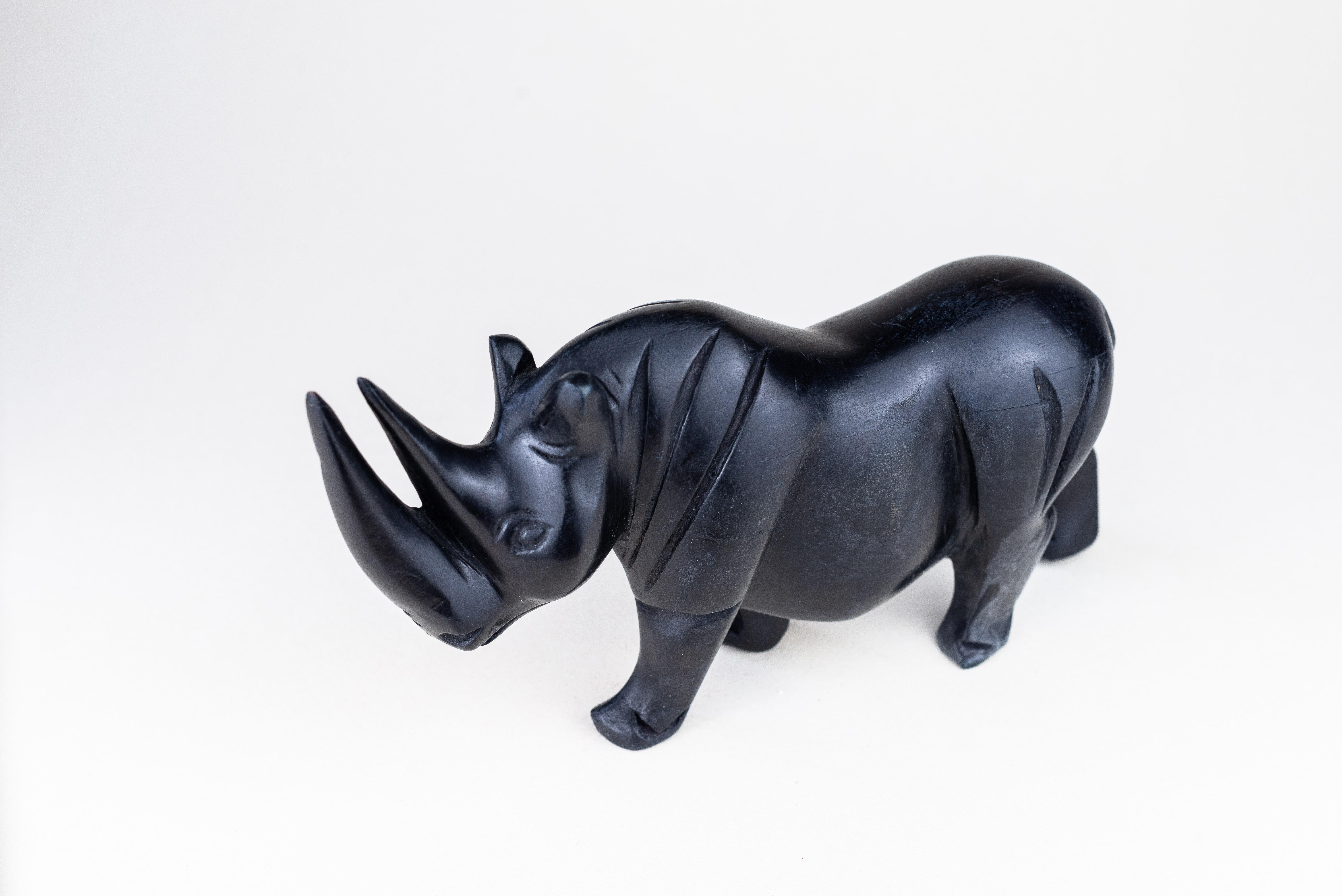 Sculpture en bois rhinocéros ébénisé en vente 1