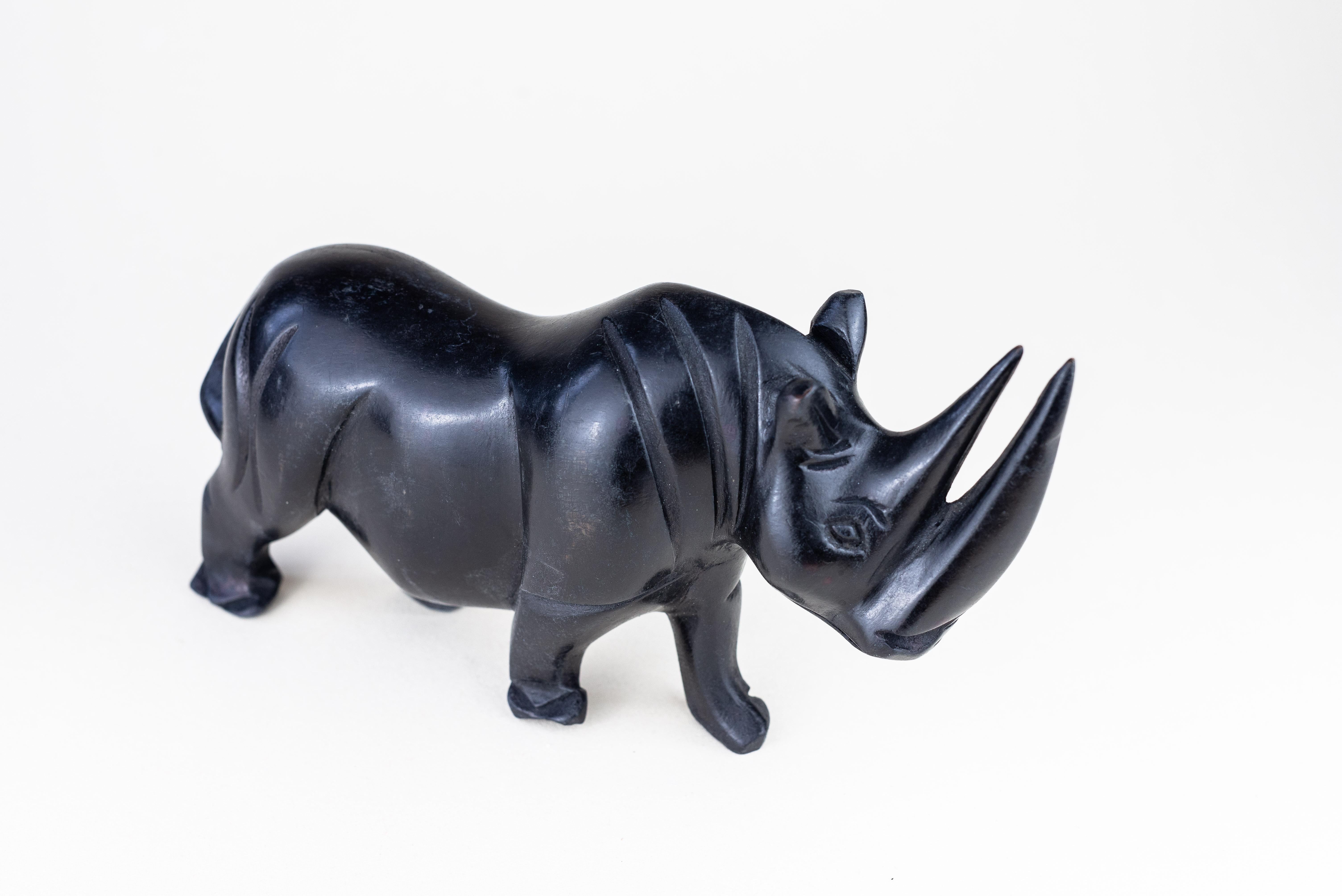 Sculpture en bois rhinocéros ébénisé en vente 2
