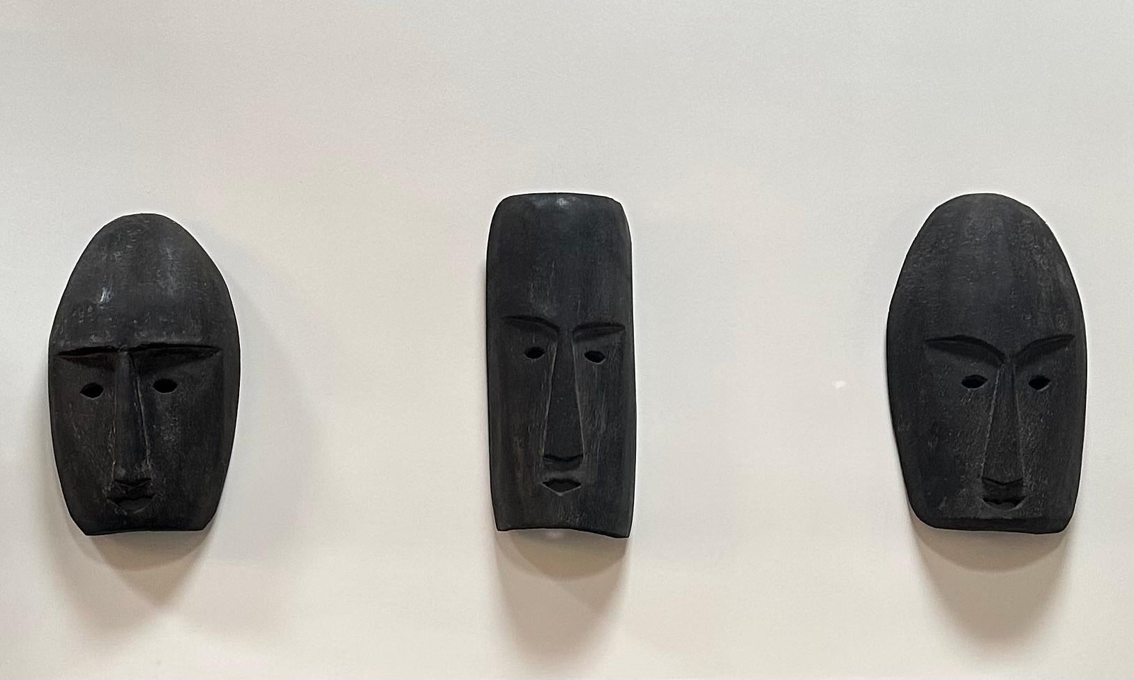 MASQUES TRIBAUX ÉBONISÉS
Vendu à l'unité.
Dimensions totales : 24 