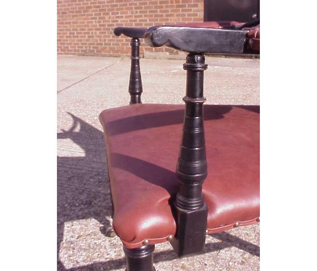 Hêtre Fauteuil tapissé et ébénisé fabriqué par Oetzmann, d'après un dessin d'E.W. Godwin en vente