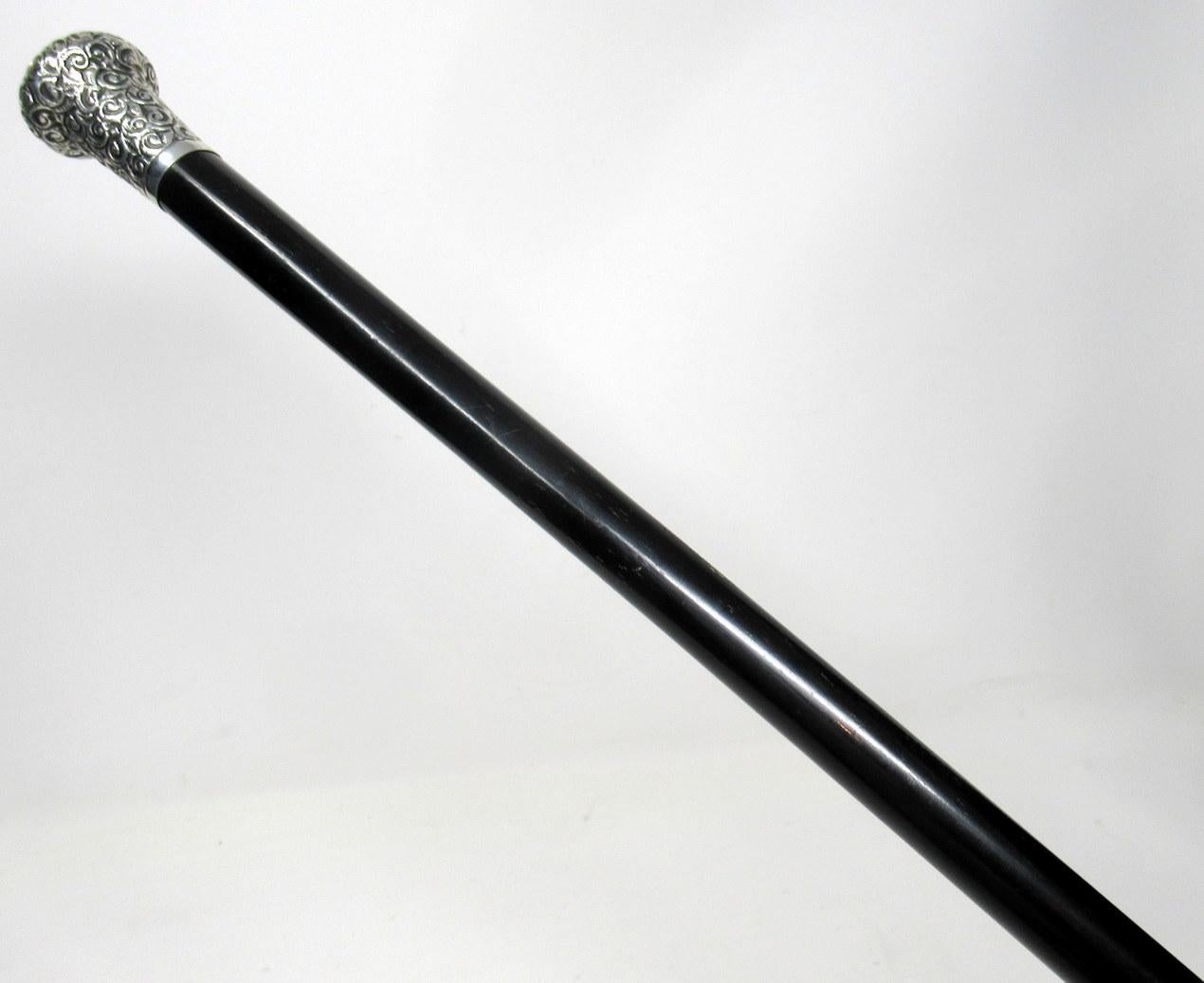 Fine quality ebonized ebony walking cane with highly decorative embossed silver mount, first quarter of the 20th century.

The embossed silver knopped grip above a tapering ebonized shaft with original bi-metal ferrule.

Mark of Jonathan