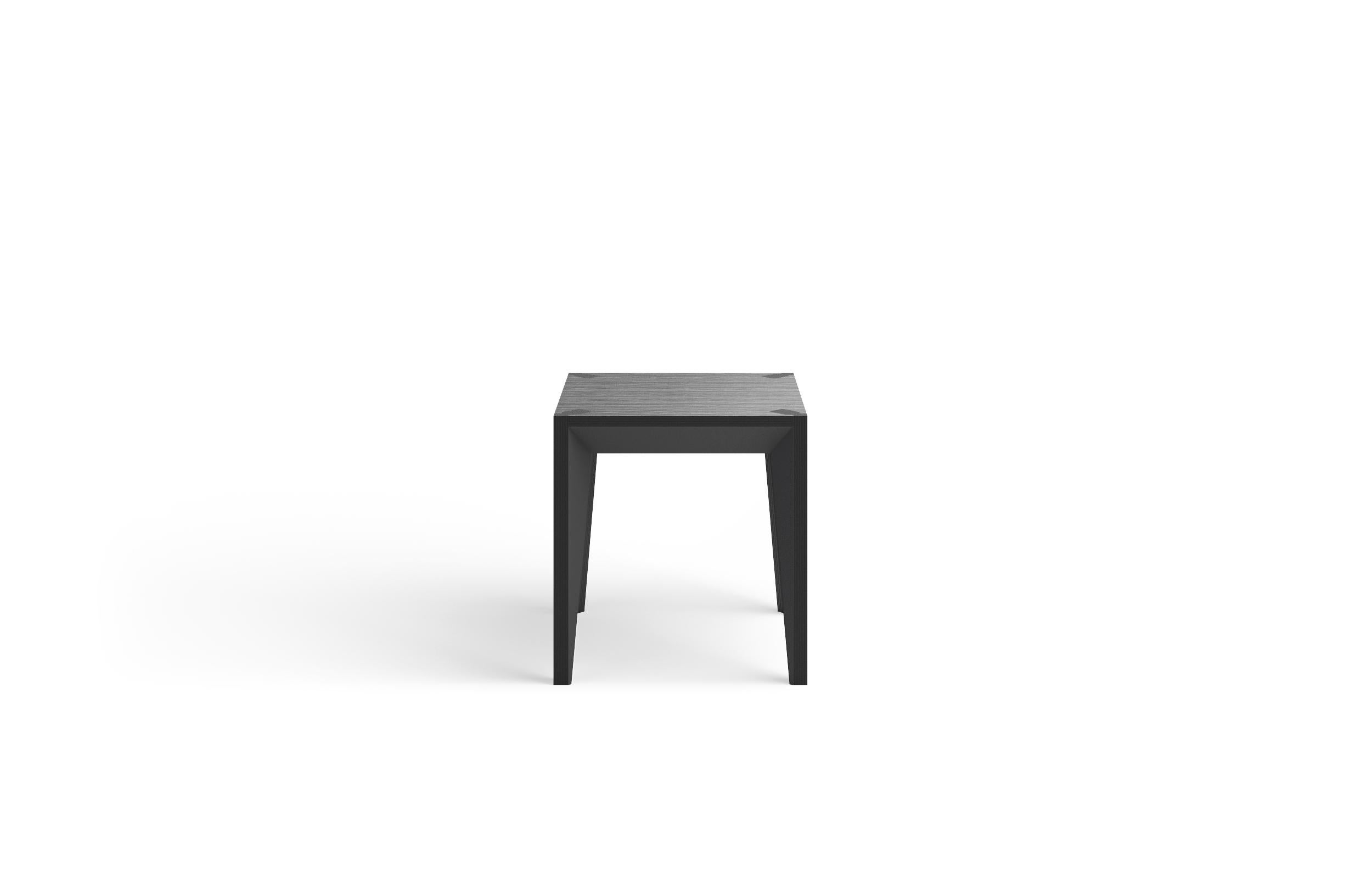 Minimaliste Table d'appoint MiMi entièrement noire en bois ébénisé de Miduny, fabriquée en Italie, plateau sculpté en vente