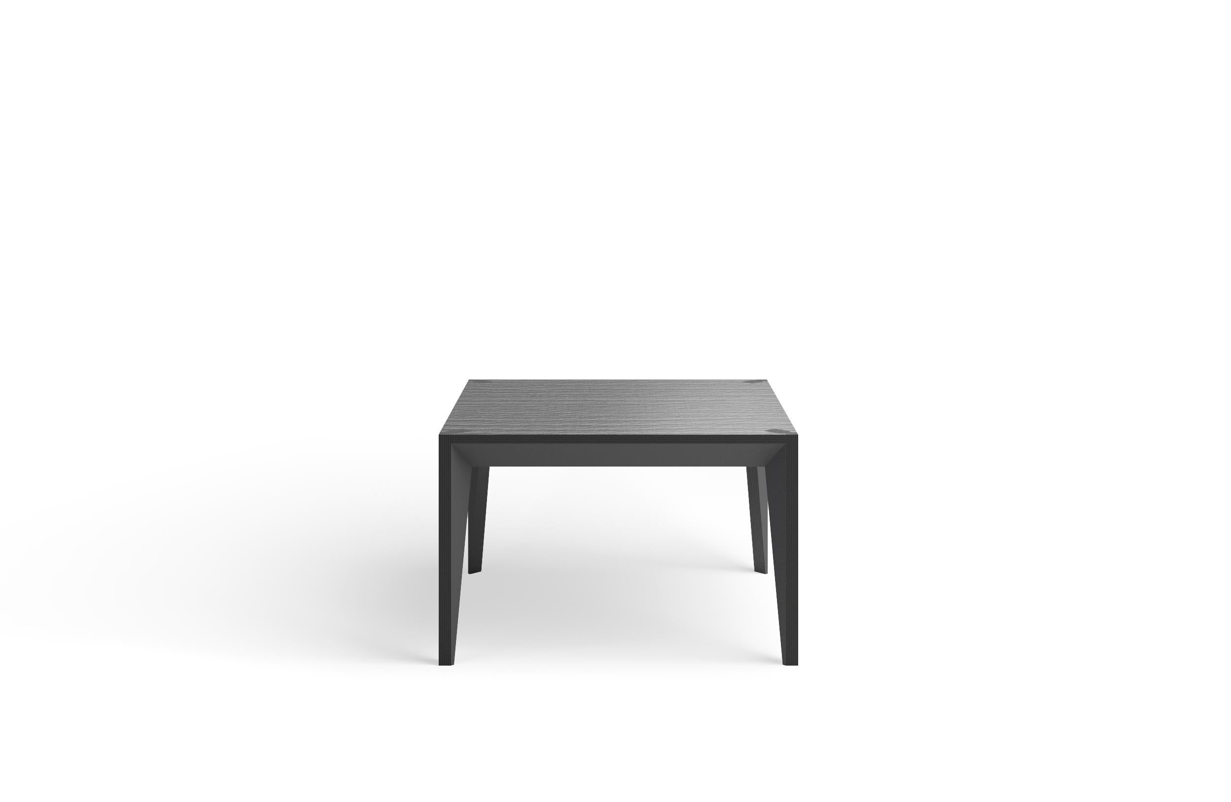 Fusionnant des lignes épurées et des matériaux chaleureux, la géométrie à facettes de la table basse carrée MiMi crée un profil élancé et élégant ponctué de surfaces peintes qui captent la lumière. Ce design moderne et gracieux, fabriqué à la main,
