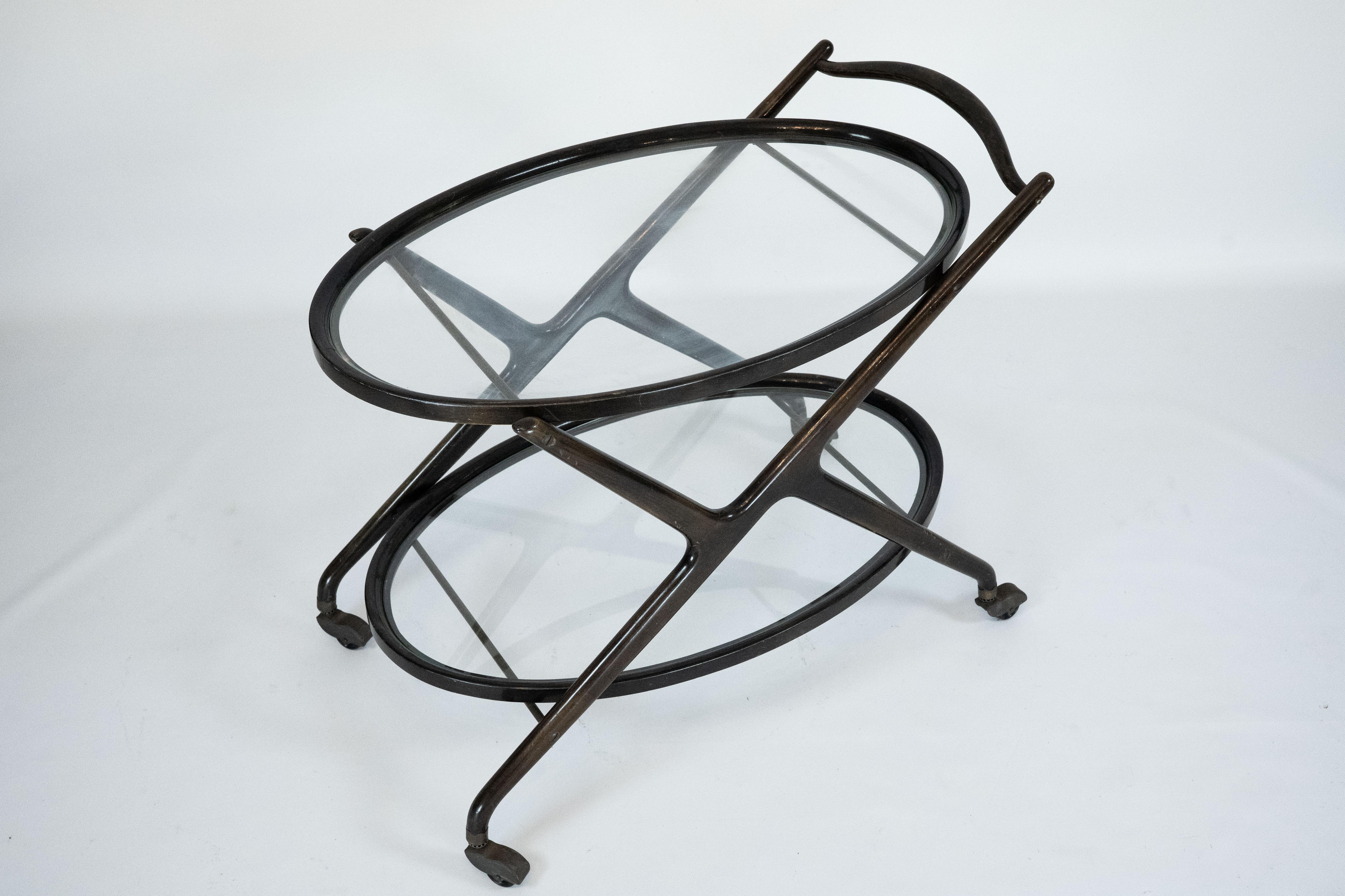Mid-Century Modern Chariot de bar en bois ébonisé et verre par Cesare Lacca, Italie années 1950 en vente