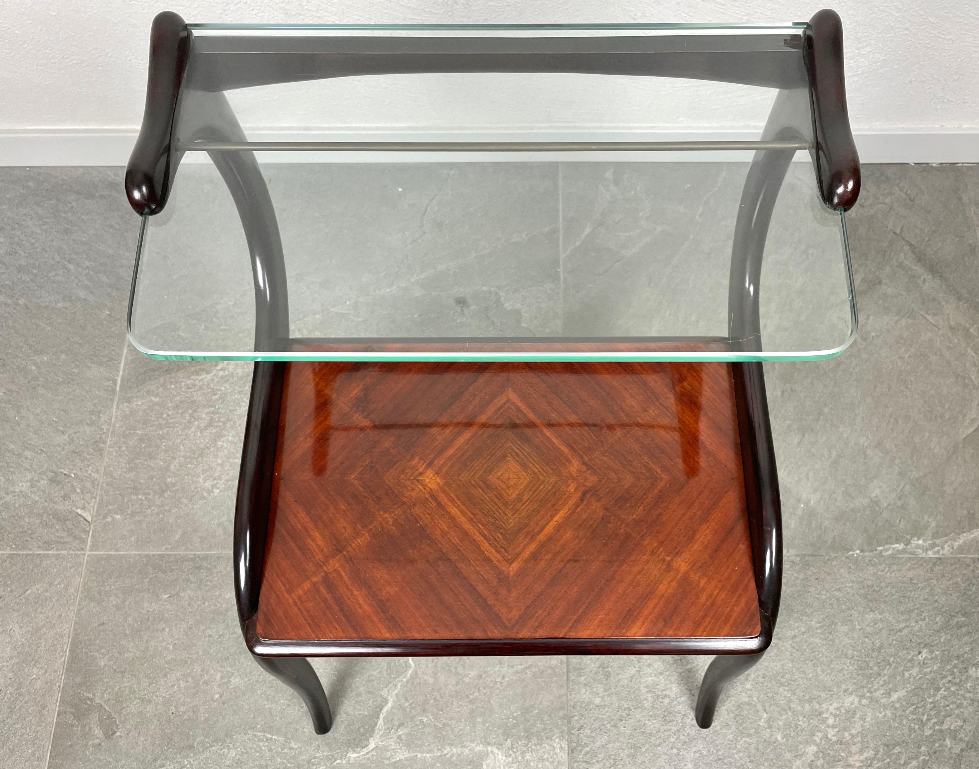 Bois Table d'appoint en bois et verre ébénisé attribuée à Ico Parisi, Italie, années 1950 en vente