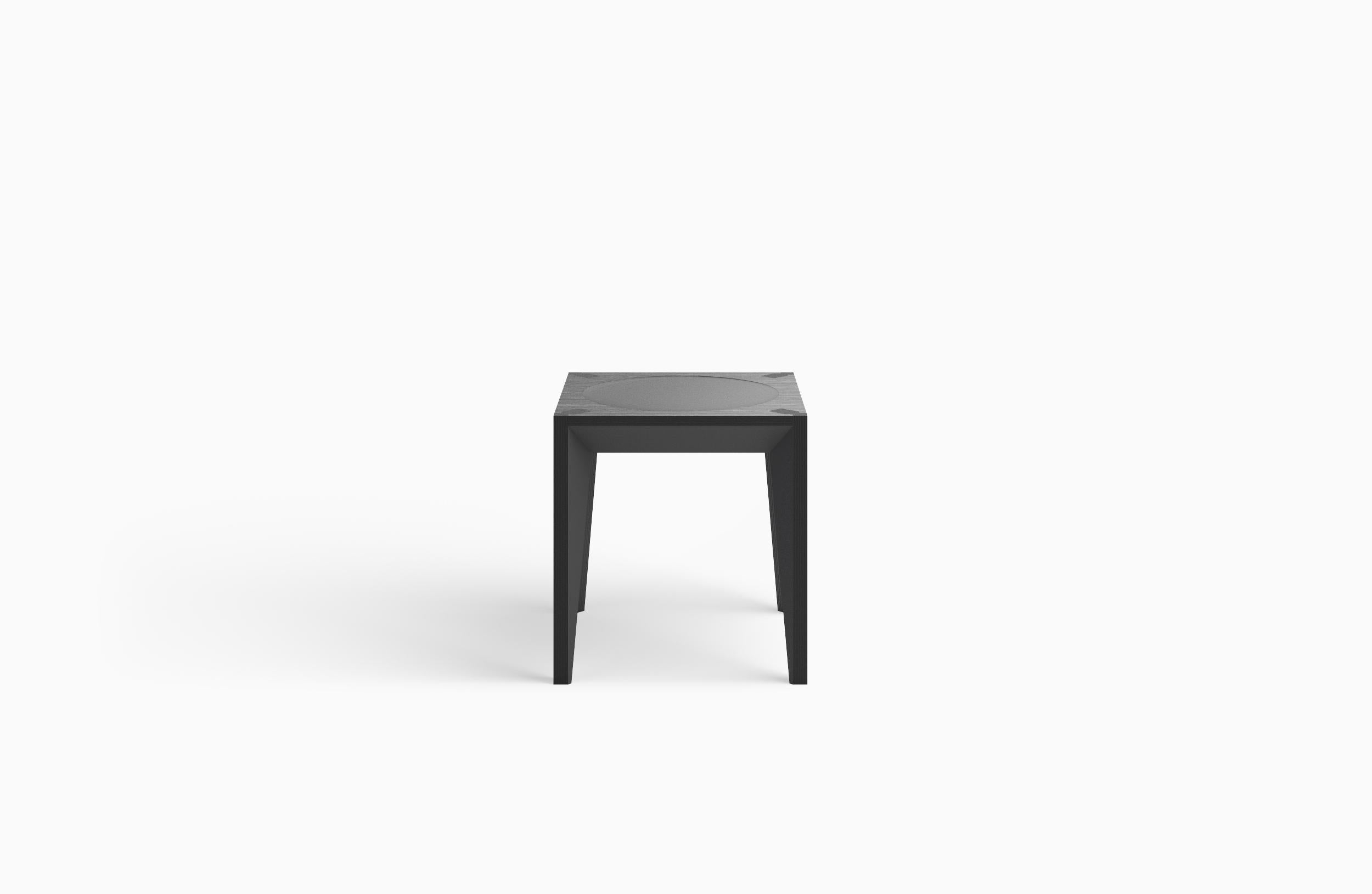 Faisant partie de la série MiMi, ce tabouret ou table d'appoint minimaliste et polyvalent met en valeur la maison et le bureau. La géométrie nette et facettée ajoute de la profondeur et de la sophistication, tandis que le dessus sculpté s'adapte à