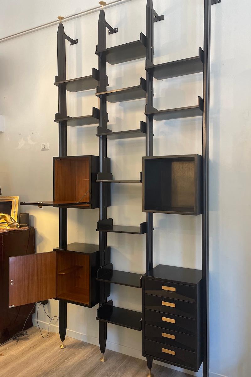 Ebonized wood bookcase in the style of Albini, 1960s For Sale 4