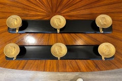 Kleiderständer aus ebonisiertem Holz mit Messingmedaillons, 1950er Jahre