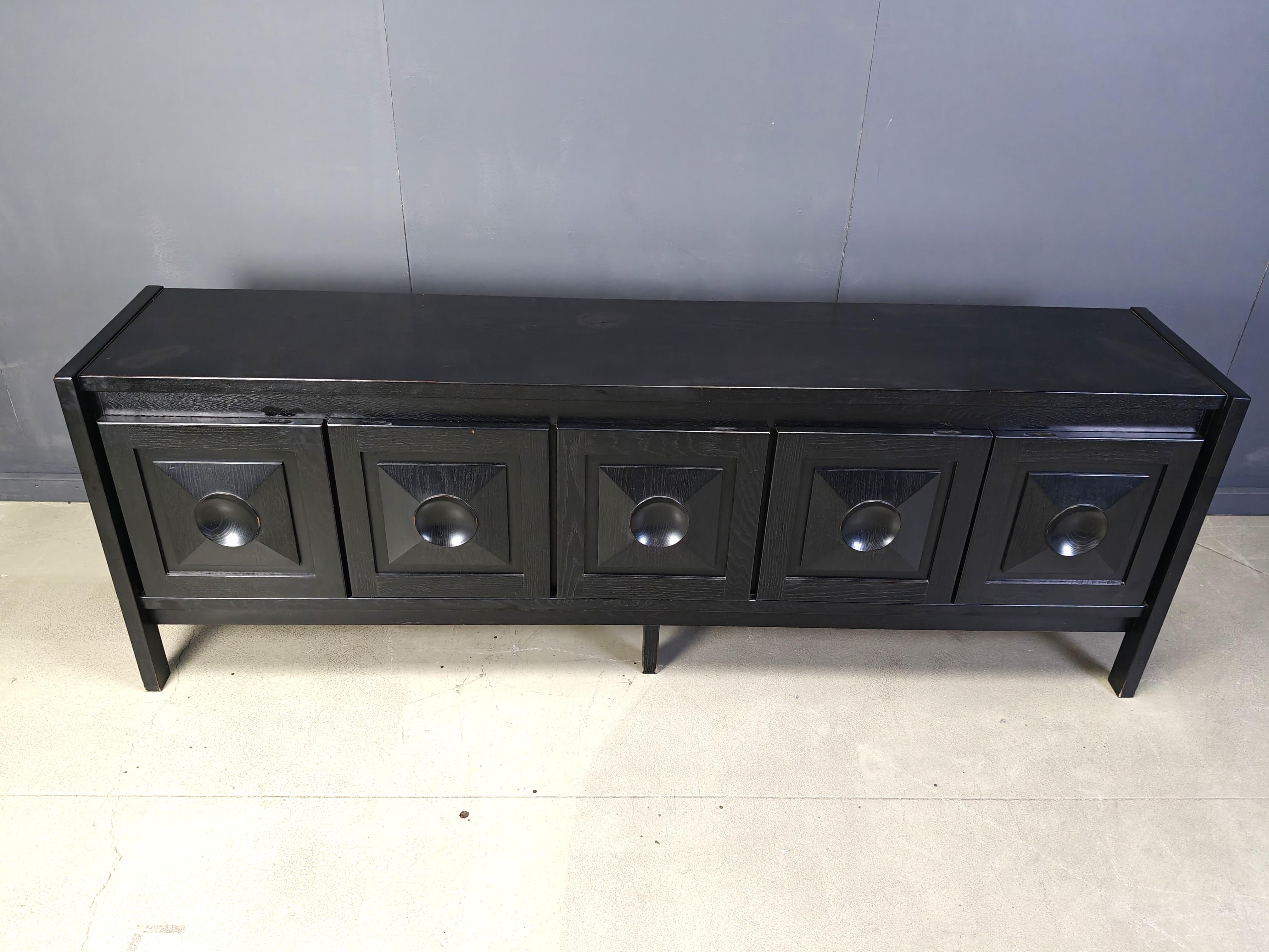 
Crédence brutaliste noire ébonisée avec 5 portes graphiques 

La partie centrale du buffet comporte 4 tiroirs.

Un beau design intemporel et une grande qualité de construction.

Bon état

Années 1970 - Belgique

Dimensions :
Hauteur : 90cm
Largeur