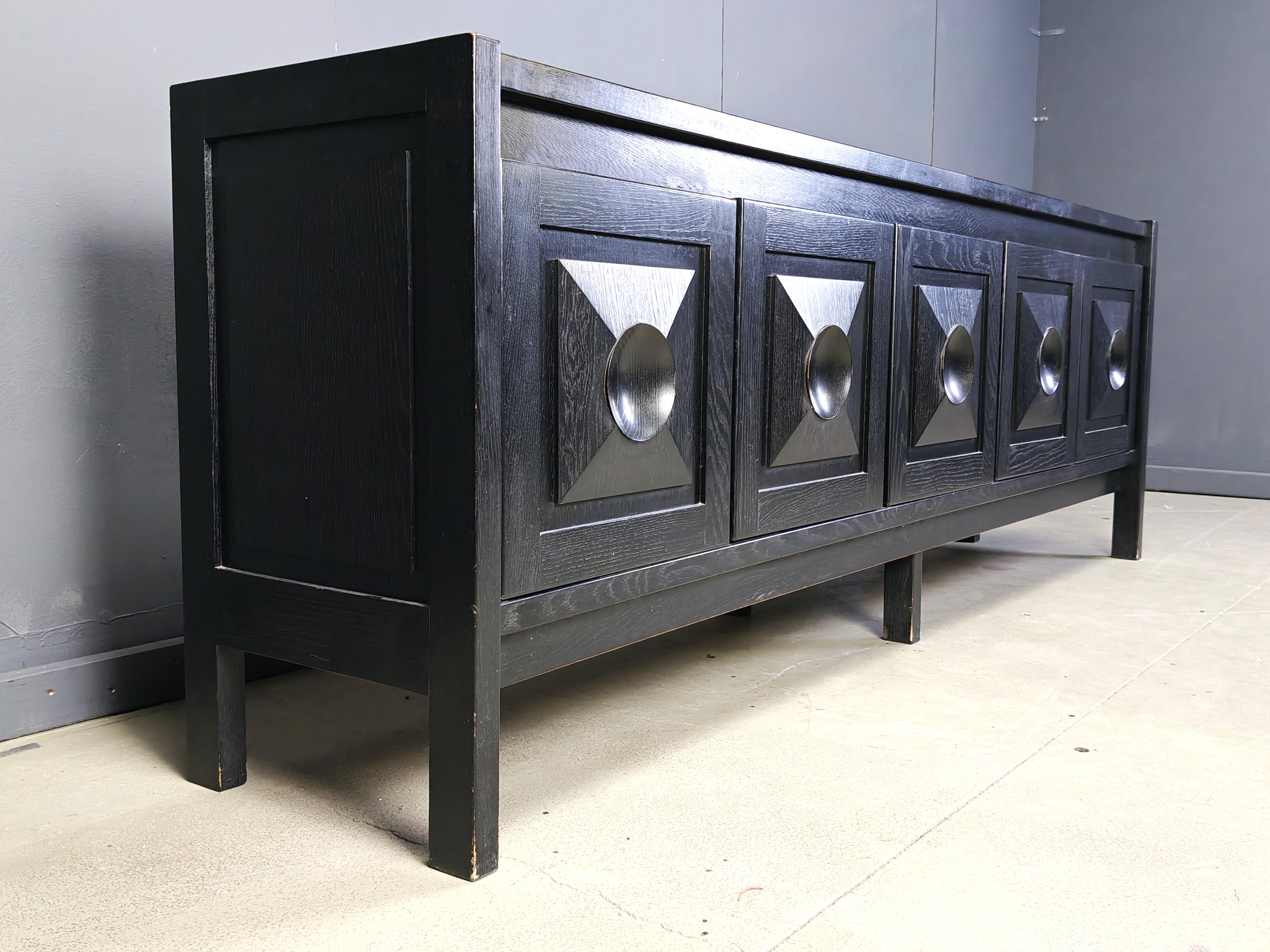 Belge Crédence brutaliste en bois ébonisé, 1970 en vente