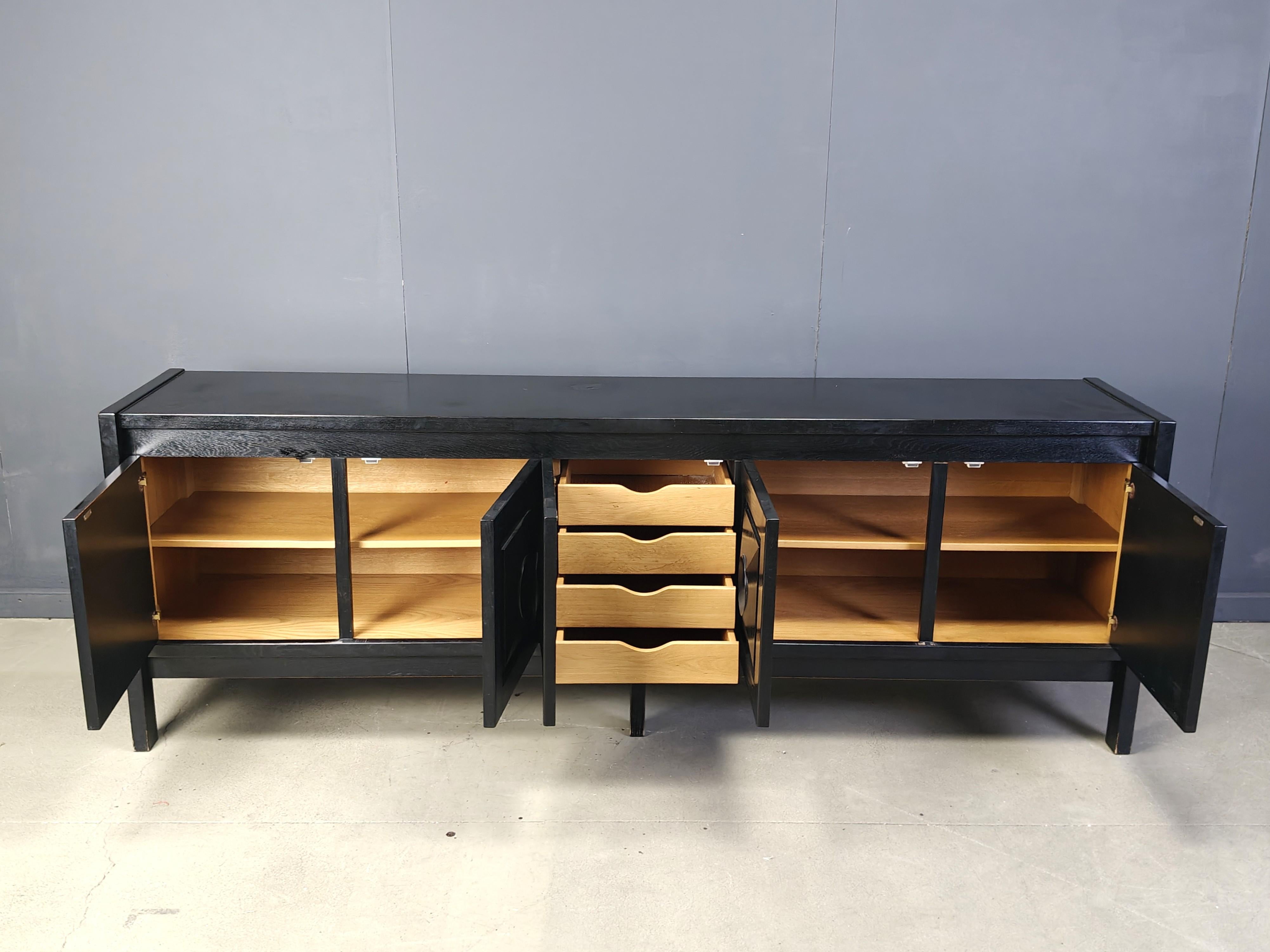 Crédence brutaliste en bois ébonisé, 1970 Bon état - En vente à Leuven, Vlaams Gewest