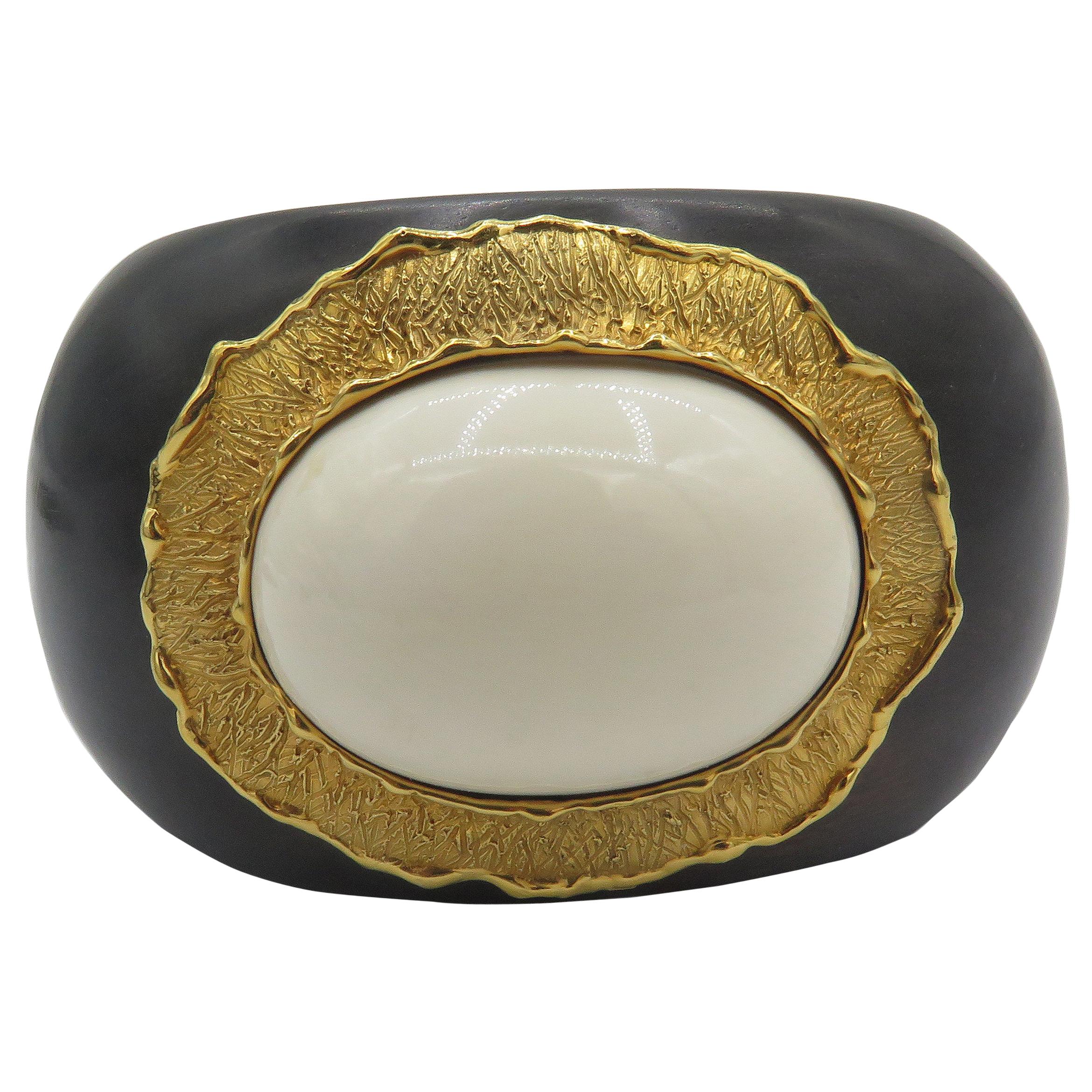 Ebony 18 Karat Yellow Gold Agate Cuff Bracelet