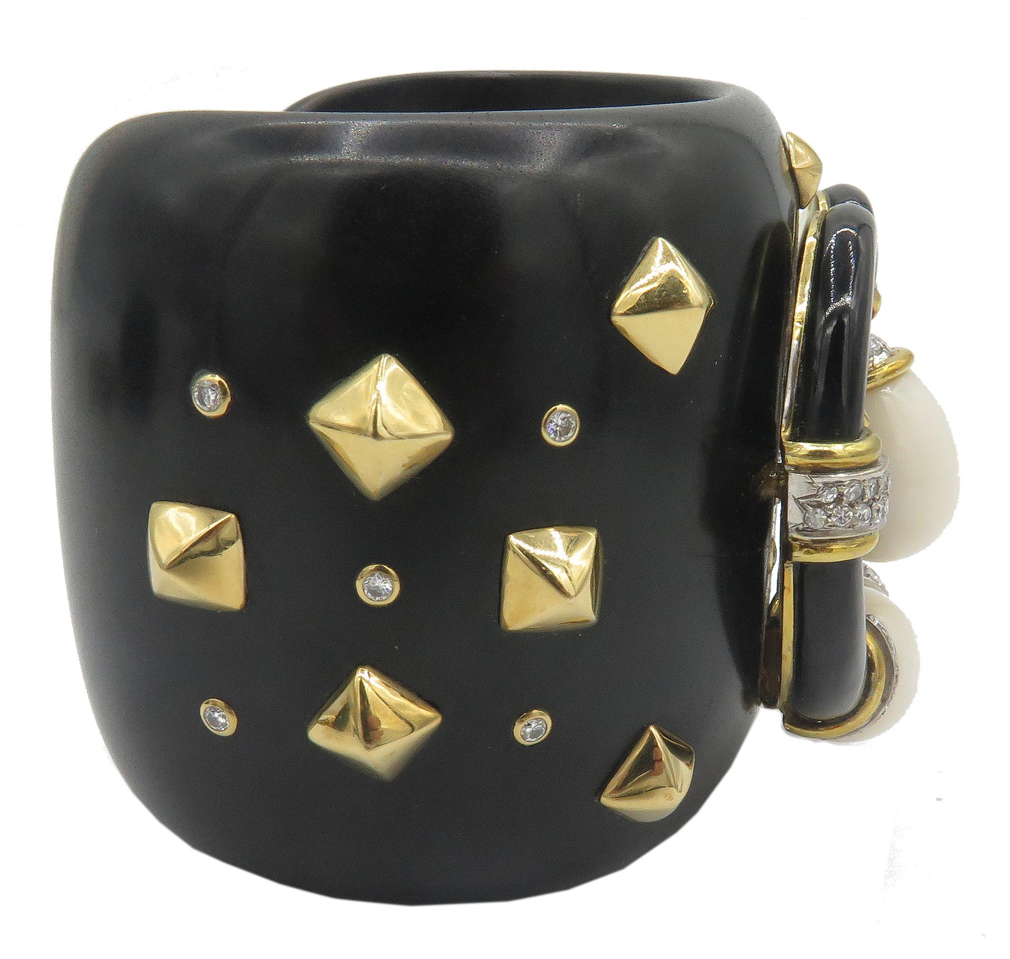 A, beautiful and unique Ebony handmade cuff bracelet with a beautiful design. With a wrist opening of approximately 24mm, and a weight of 140grams. This, Ebony cuff bracelet includes 2 Agate stones. This cuff bracelet has an array of 18K yellow gold