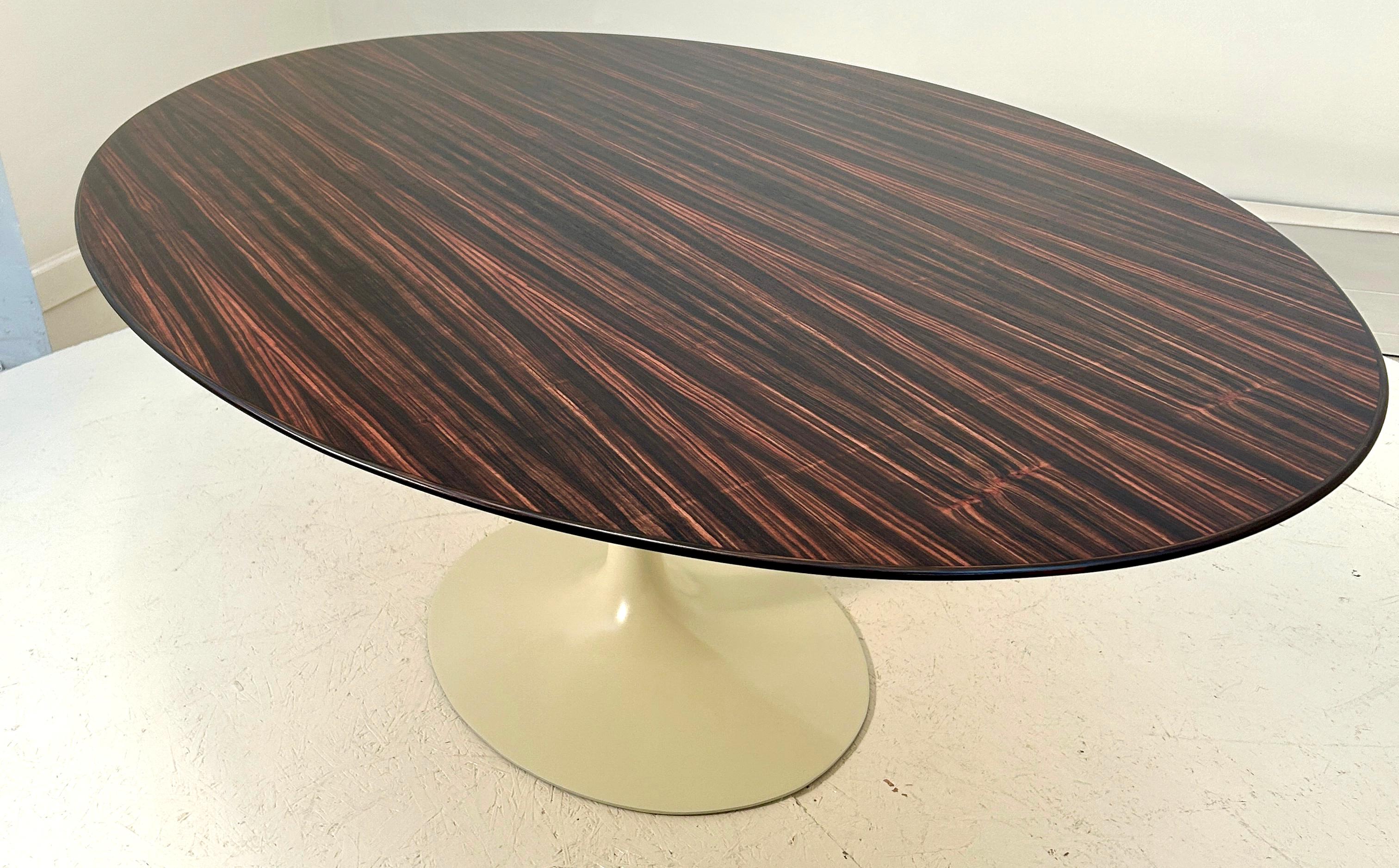 Table de salle à manger originale en fonte des années 1950 de Knoll. Ovale, avec une largeur de 78,25
