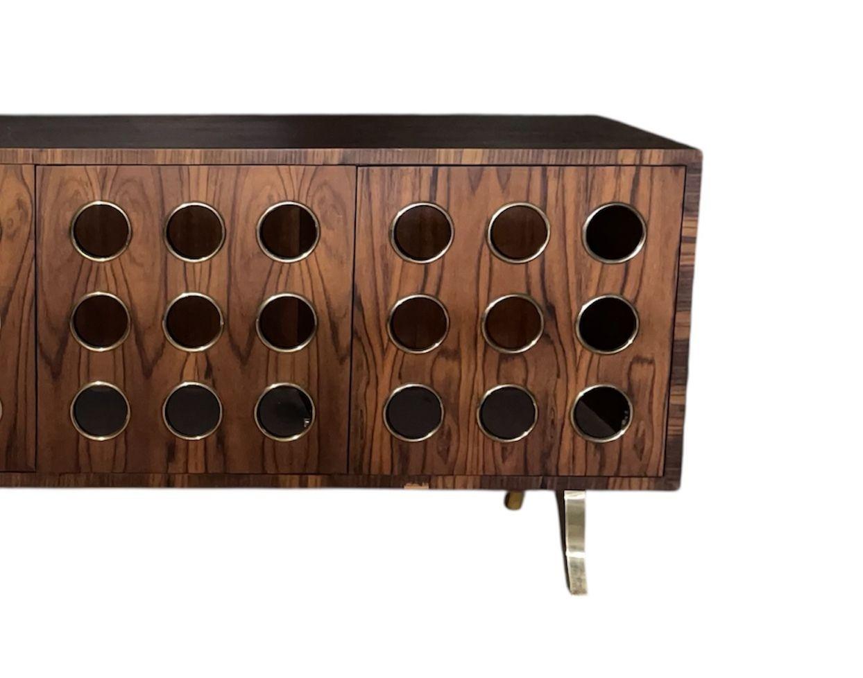 Une étonnante armoire contemporaine à quatre portes fabriquée en placage de bois d'ébène riche et foncé, poli à la main pour obtenir une finition brillante et mate. Le design épuré comporte des portes à fermeture tactile qui s'ouvrent et se ferment