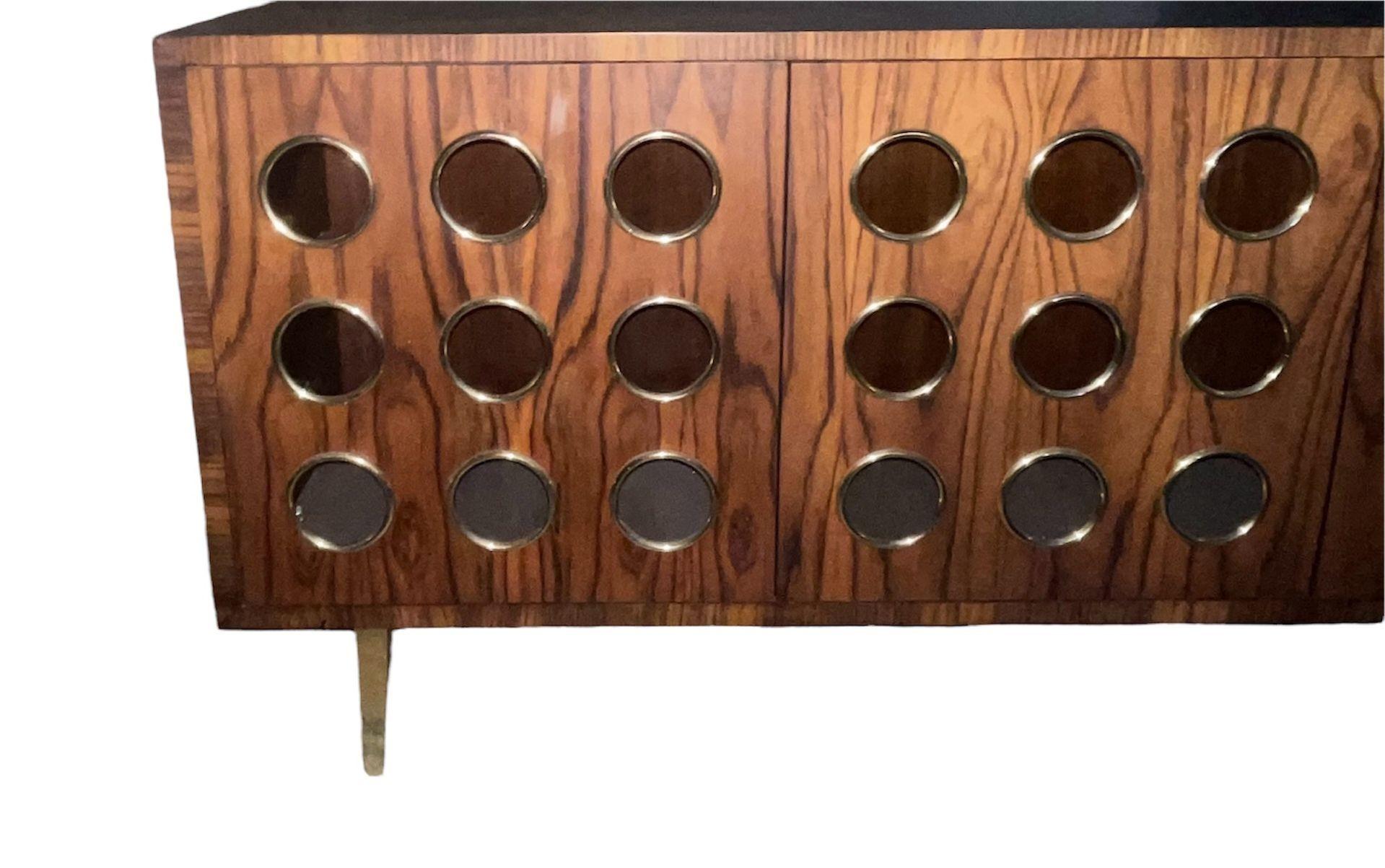Américain Armoire marseillaise à 4 portes en ébène avec détails en laiton U.S.A. 21ème siècle. en vente