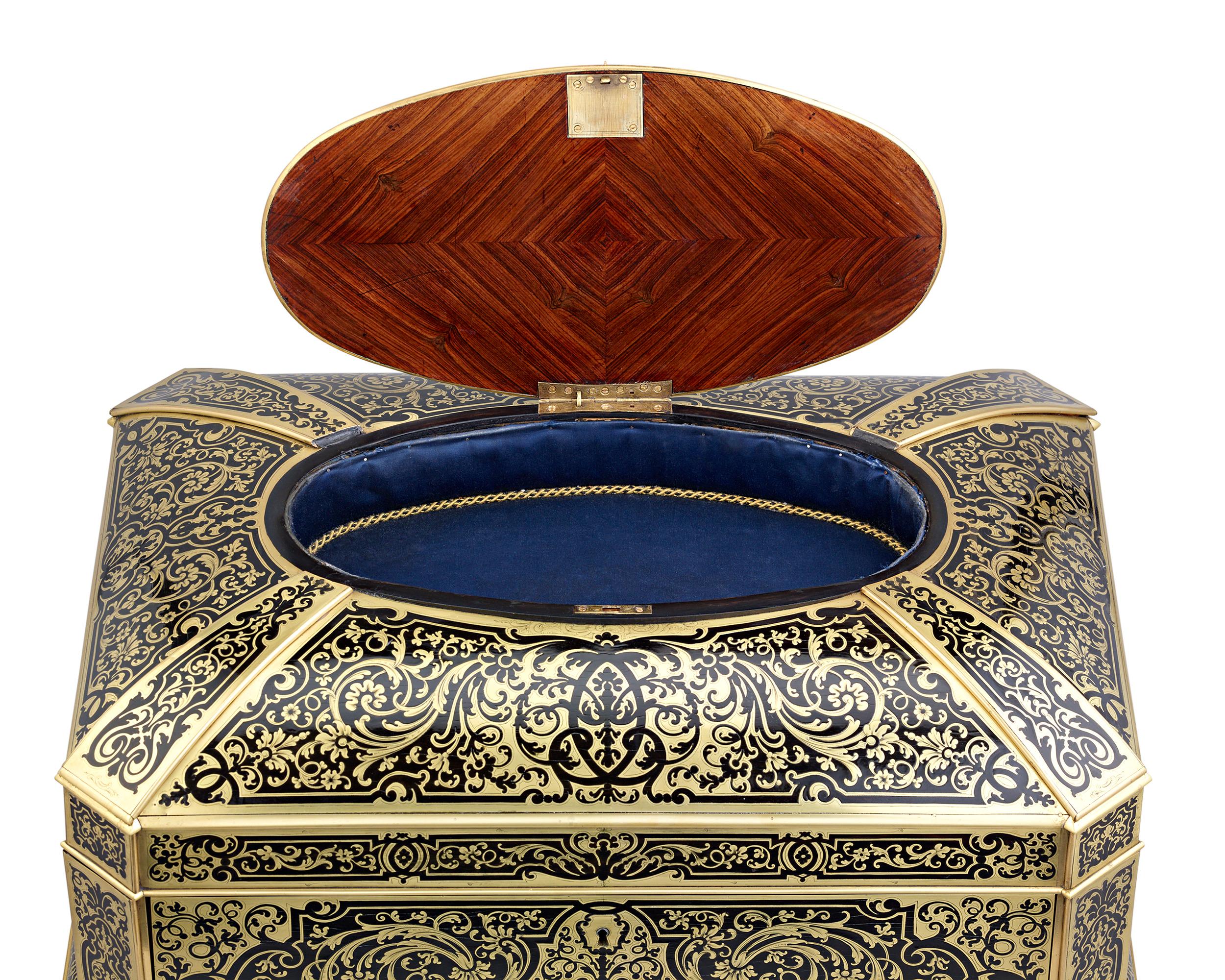 Cet opulent coffret de l'époque de Napoléon III est décoré dans le style du célèbre ébéniste André-Charles Boulle. Réalisée en marqueterie complexe d'ébène et de laiton:: cette boîte illustre parfaitement les qualités exceptionnelles de l'art