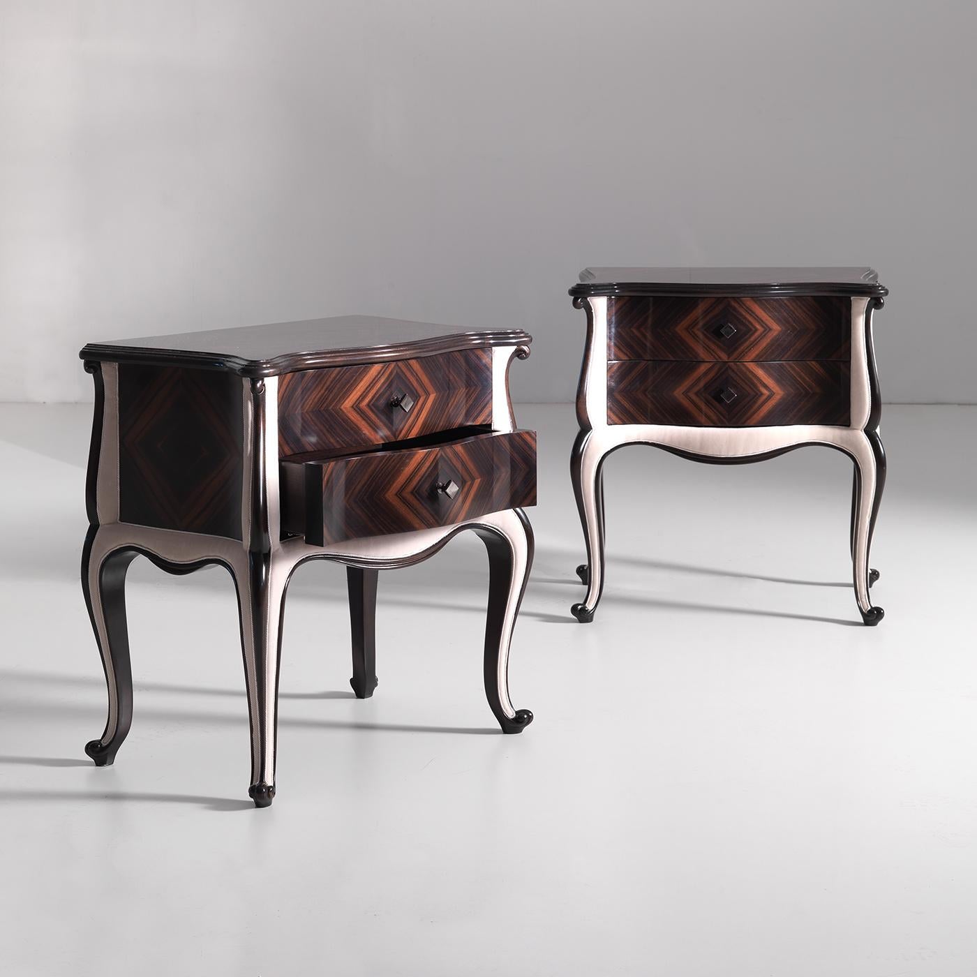 Sophistiquée et gracieuse, cette table de nuit en cerisier et ébène de Makassar apportera une élégance intemporelle aux chambres à coucher d'inspiration classique. Des inserts en cuir clair ornent les quatre pieds cabriole et les côtés, créant un