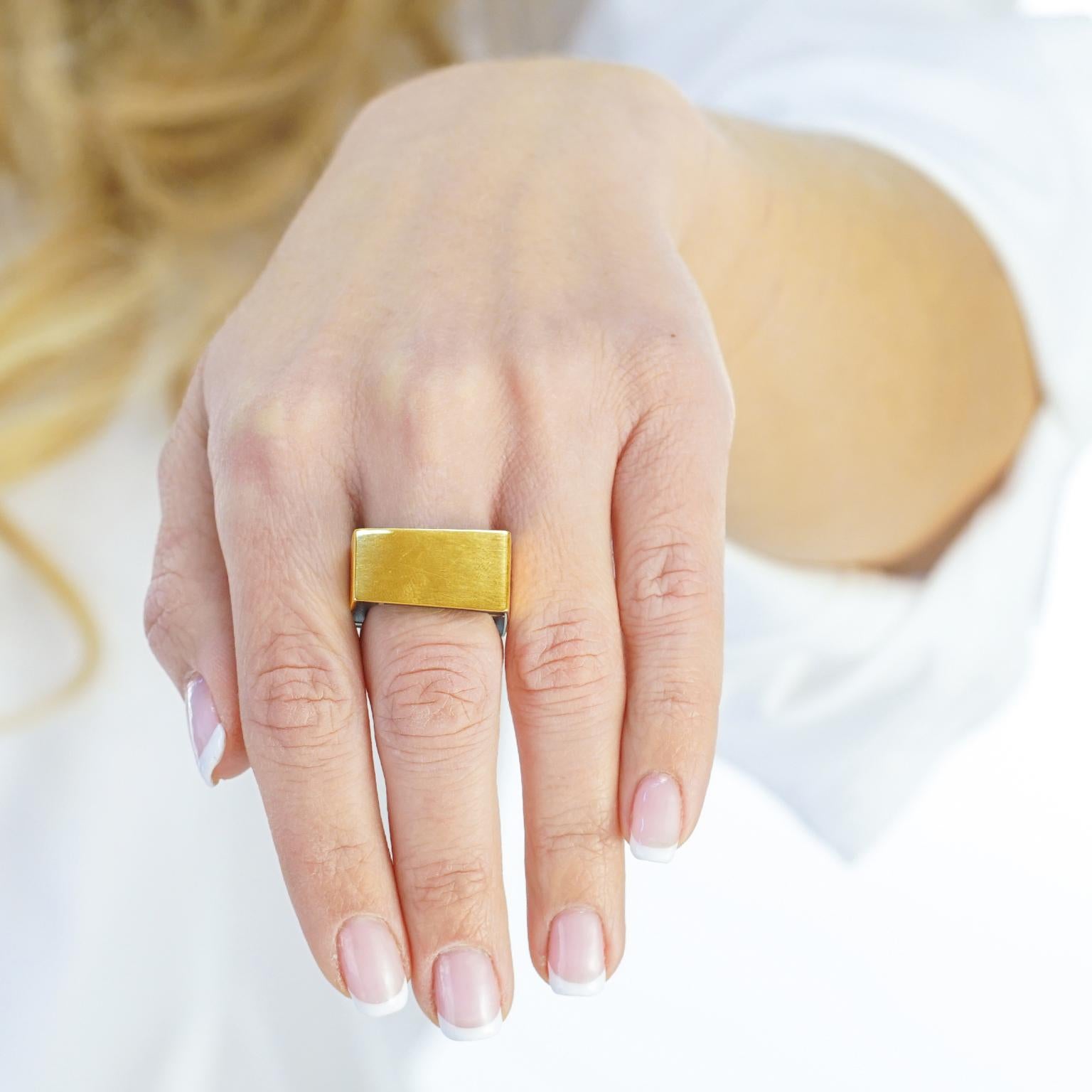 Modernistischer Ring aus Ebenholz und Gold im Angebot 6