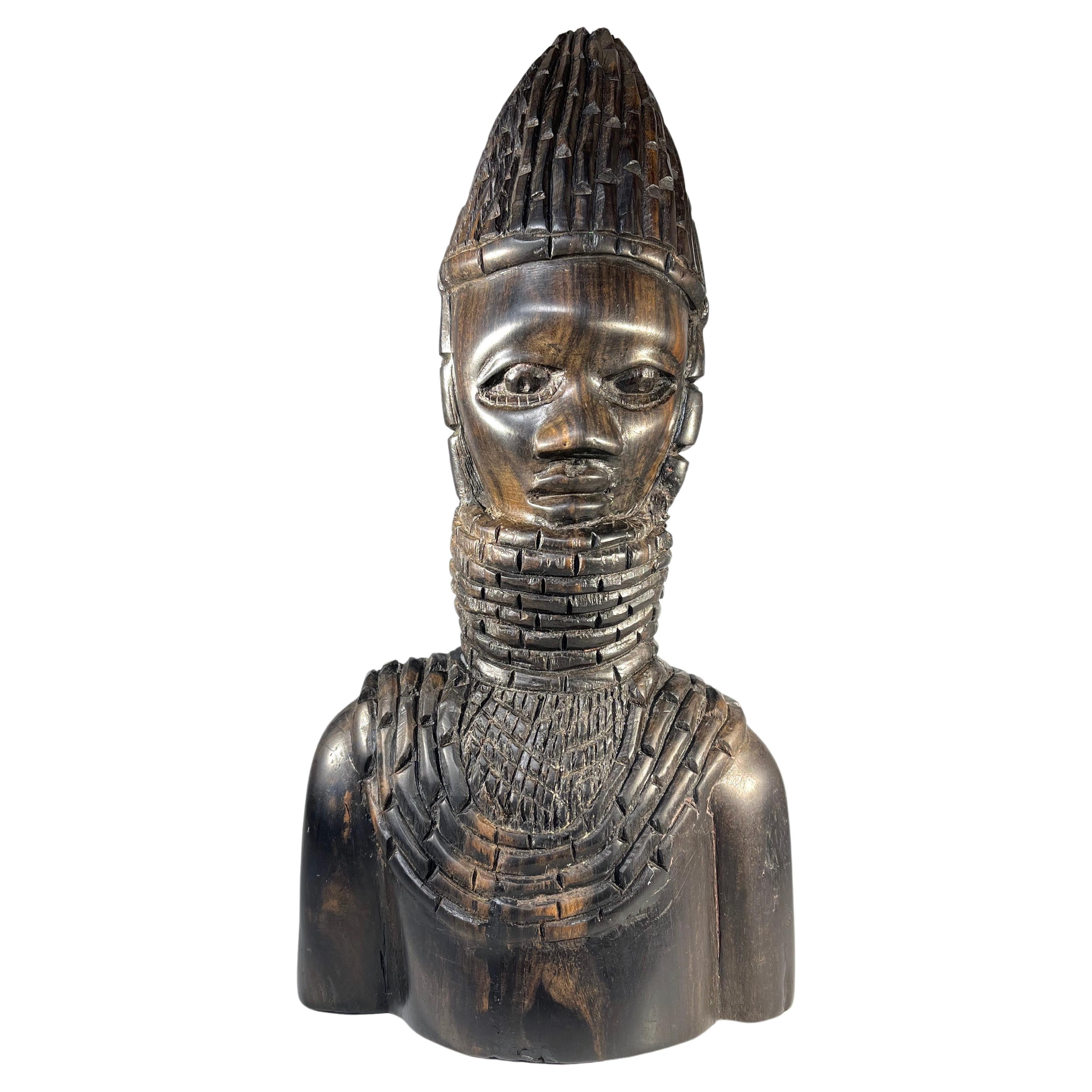 Buste sculpté d'un jeune guerrier nigérian du Royaume de Benin en ébène, années 1970