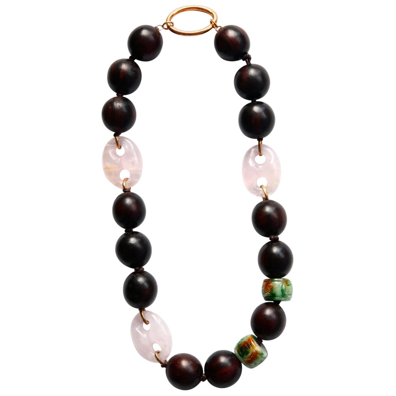 Collier en or, ébène, jade sculpté et quartz rose