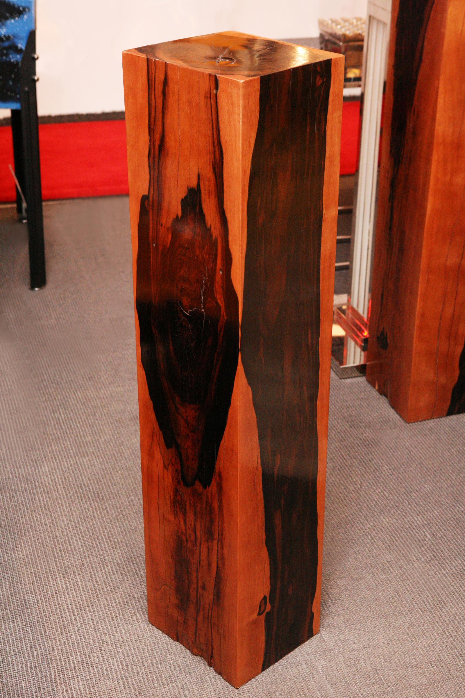 Column Solid Wood or pedestal in
solid polished and varnished wood.
Exceptional and unique piece.
 