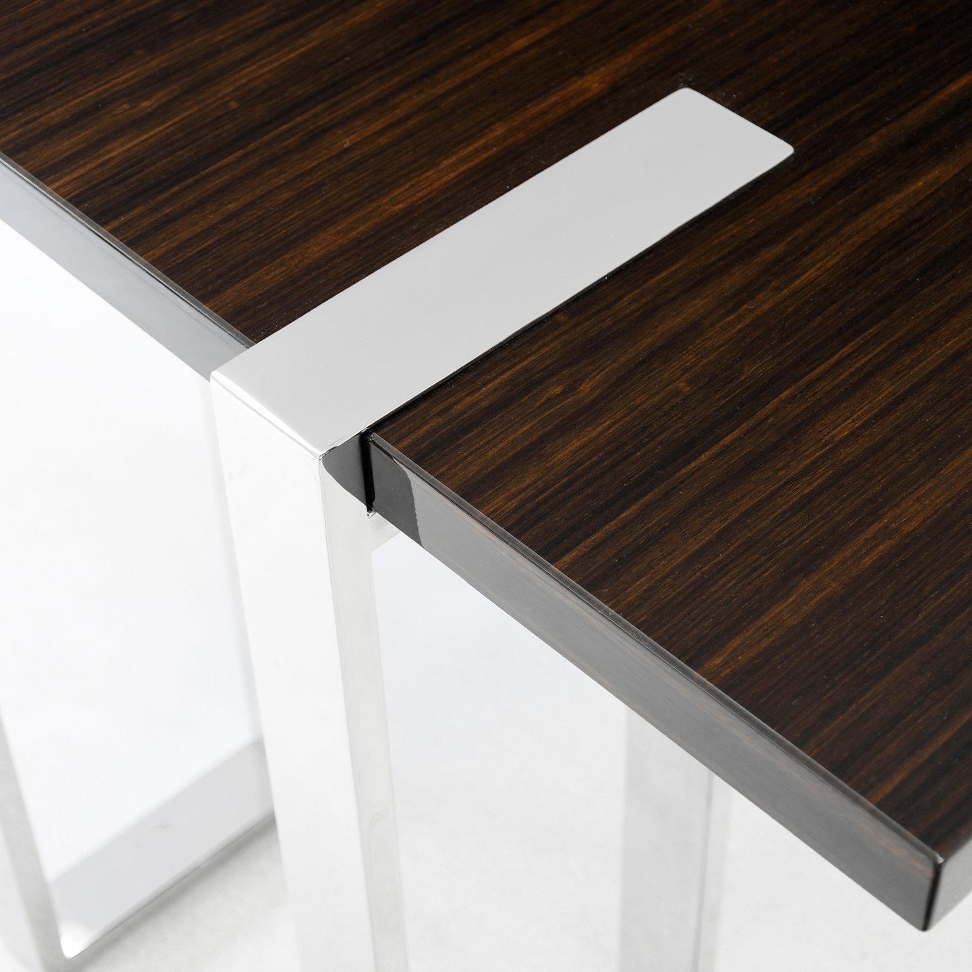 Questa scrivania, dal design minimalista e accattivante, è in grado di garantire uno spazio di lavoro elegante sia a casa che in ufficio. Le gambe a slitta offrono sostegno e fascino visivo e rappresentano l'elemento distintivo di questo pezzo
