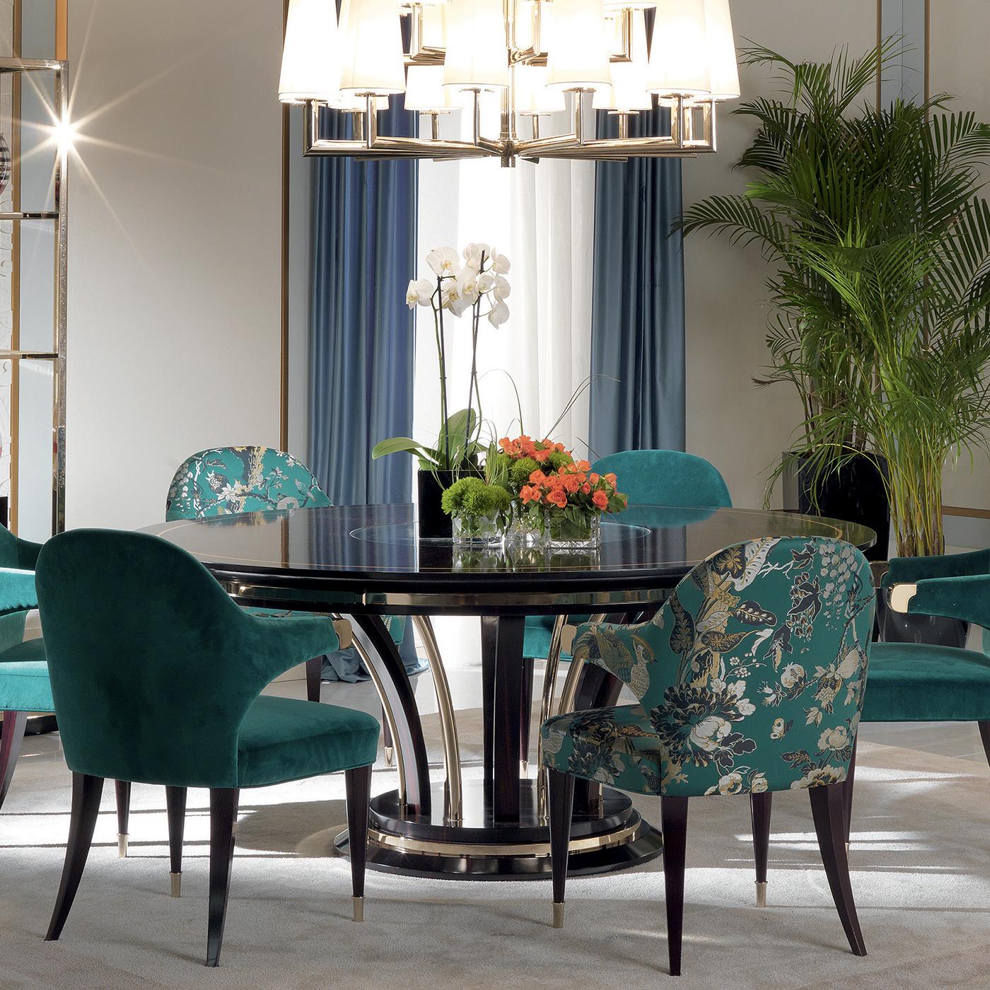Dieser runde Esstisch gehört zu einer Serie von wunderschönen Möbeln aus Ebenholz und ist eine wunderbare Ergänzung für ein klassisches Haus. Die Kombination aus edlen MATERIALEN und tadelloser Handwerkskunst macht ihn zu einem herausragenden