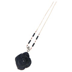 Collar Colgante Flor Ébano Diamantes Ónix Rubíes Oro Amarillo 14 Kilates