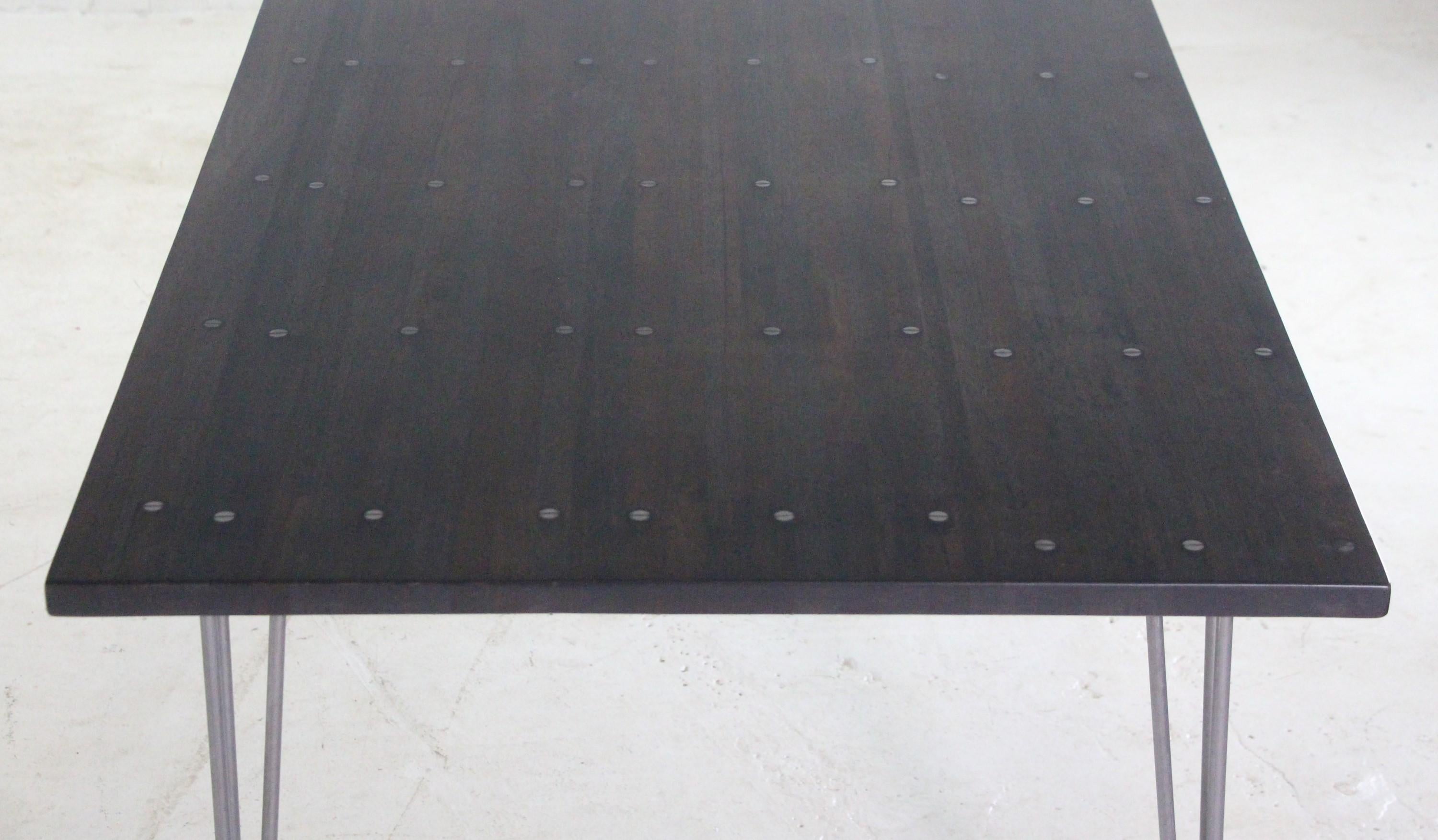 Table de salle à manger 6 pieds avec pieds en épingle à cheveux Ebony Industrial Flooring Neuf à New York, NY