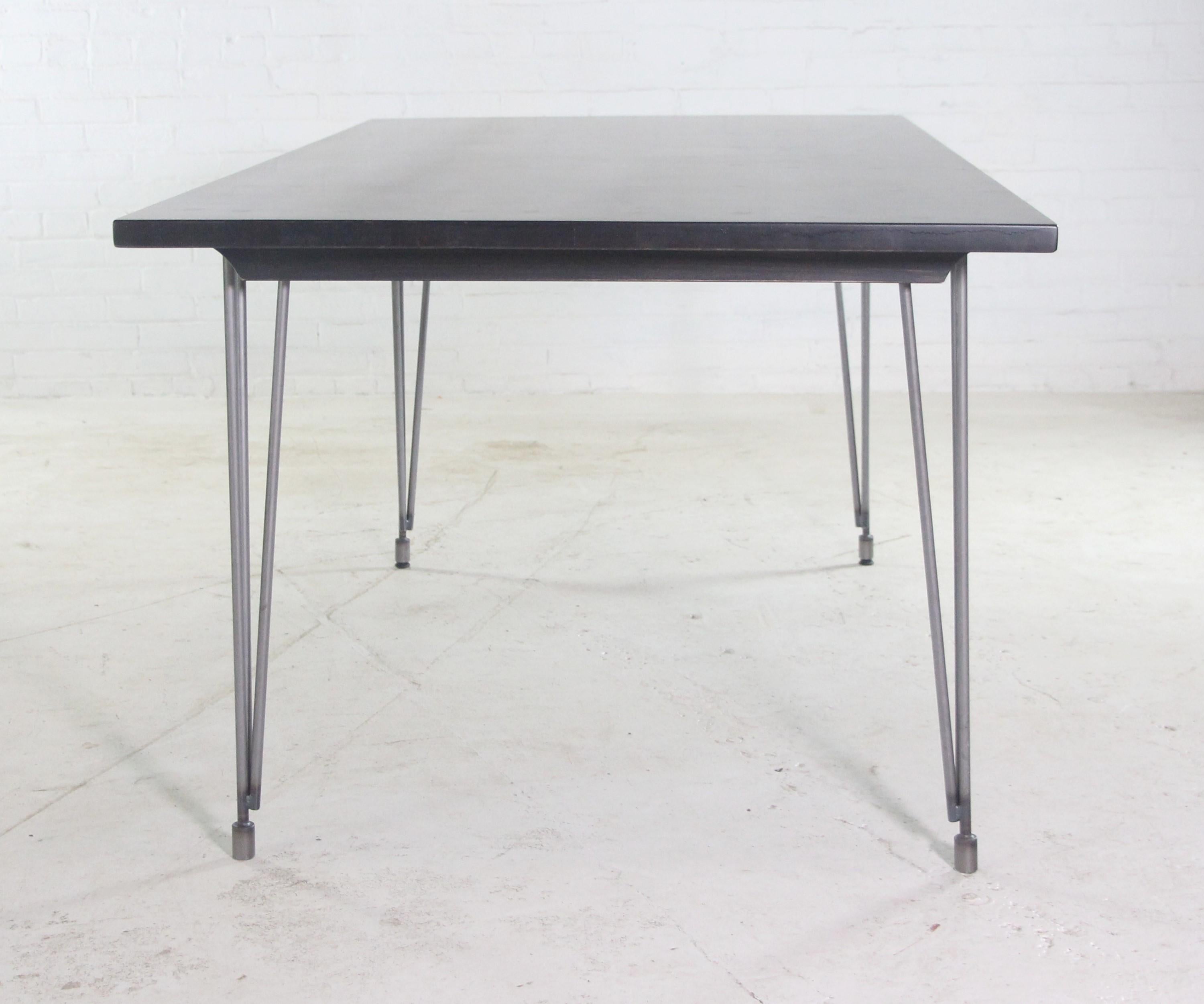 XXIe siècle et contemporain Table de salle à manger 6 pieds avec pieds en épingle à cheveux Ebony Industrial Flooring