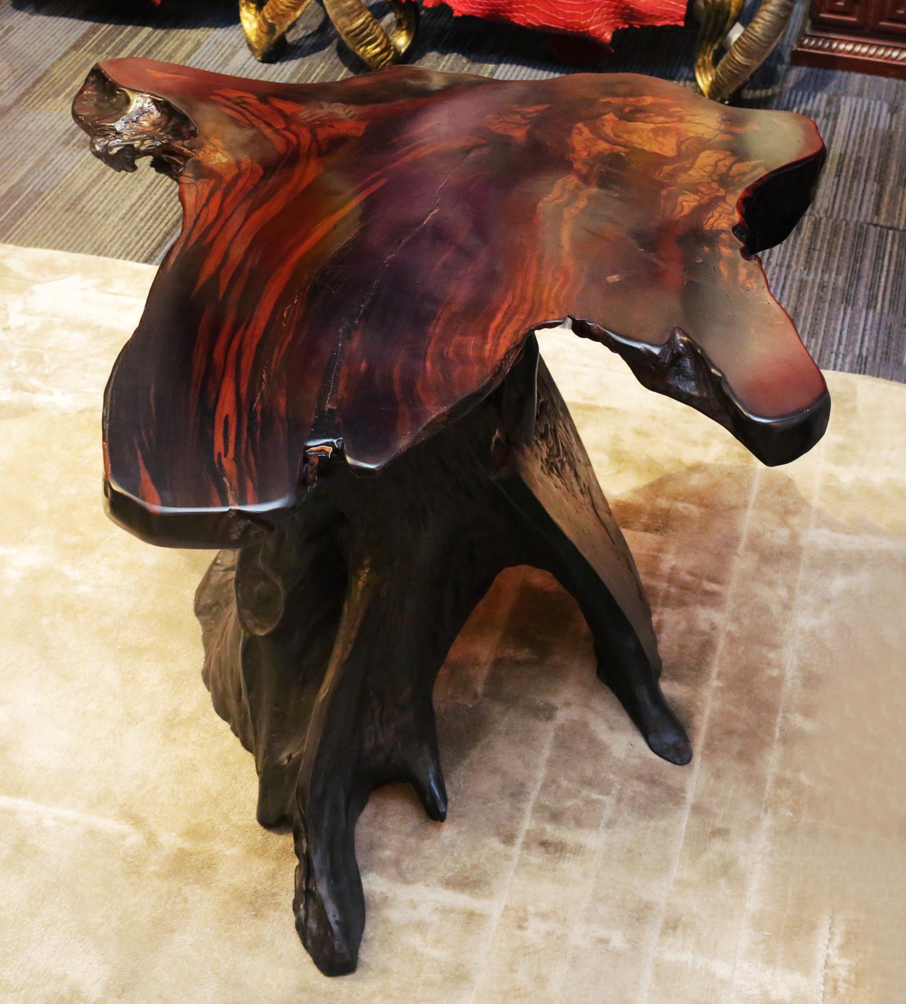 Table d'appoint en ébène massif
en bois d'ébène massif naturel
de Macassar. Sculpté à la main
pièce unique et exceptionnelle
pièce.