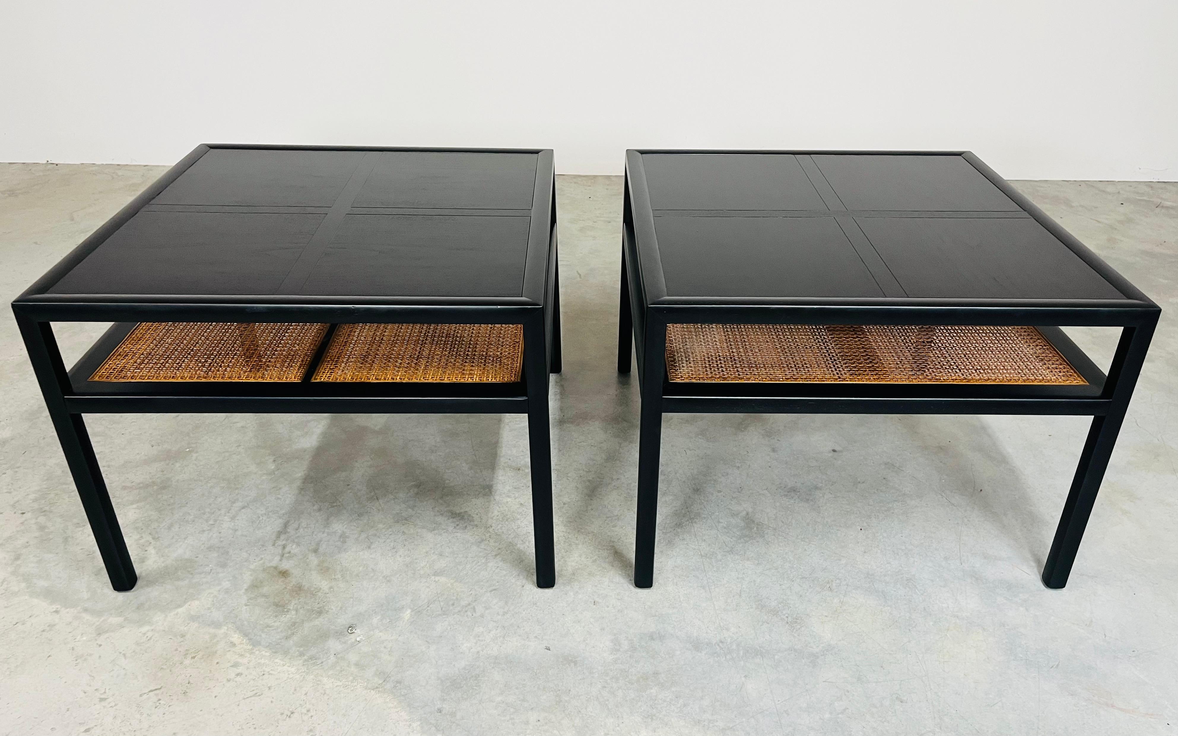Paire de tables d'appoint Baker conçues par Michael Taylor et dotées d'un cadre en noyer laqué noir et d'un plateau inférieur cannelé qui ajoute à l'ensemble du design Coloni britannique. Les deux tables sont dotées d'assiettes signées Baker.