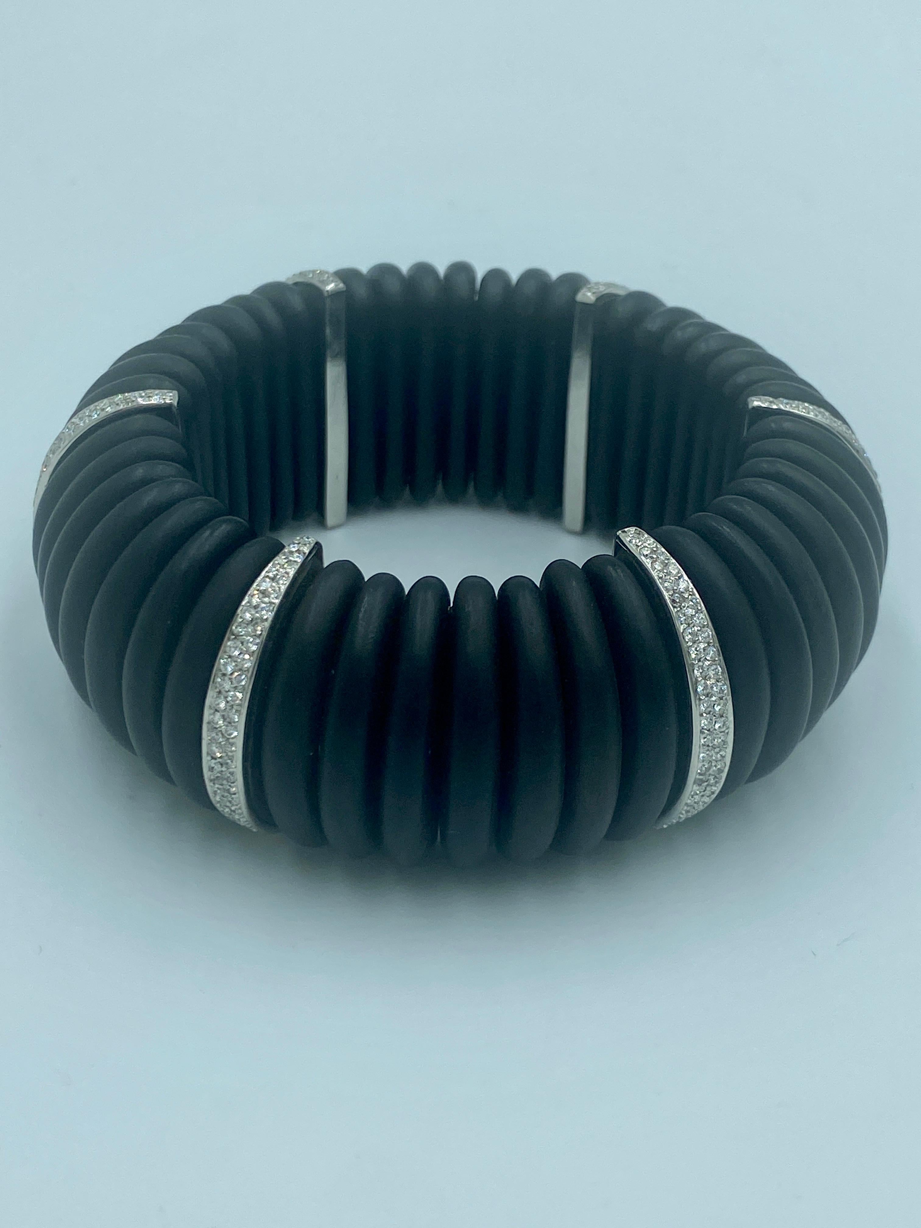 Diese auffallend moderne Manschette besteht aus Schichten von Ebenholz, die durch Reihen von abgestuften, in Platin gefassten Diamanten im Rundschliff getrennt sind. Die Diamanten haben ein Gesamtgewicht von etwa 2,7 Karat. Diese moderne Manschette