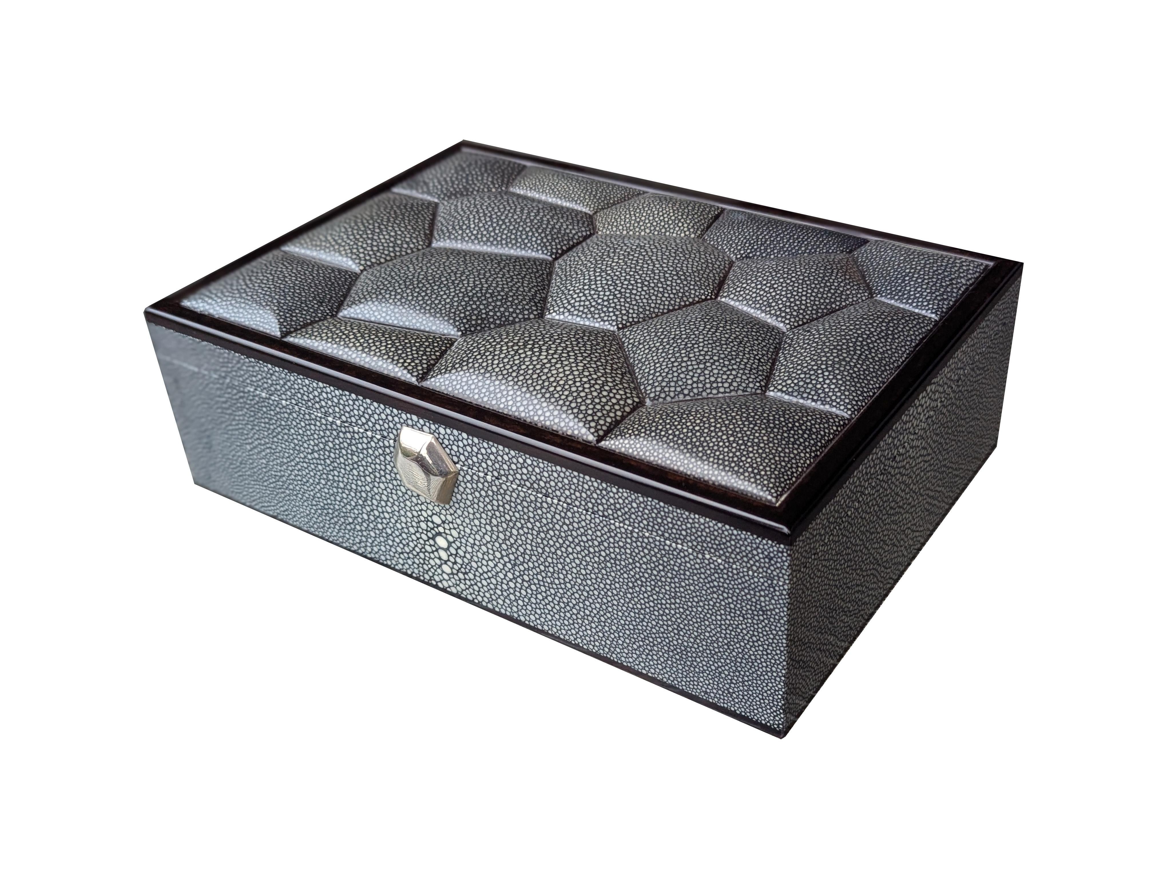 Caja de burbujas de ébano y piel de raya negra en venta 9