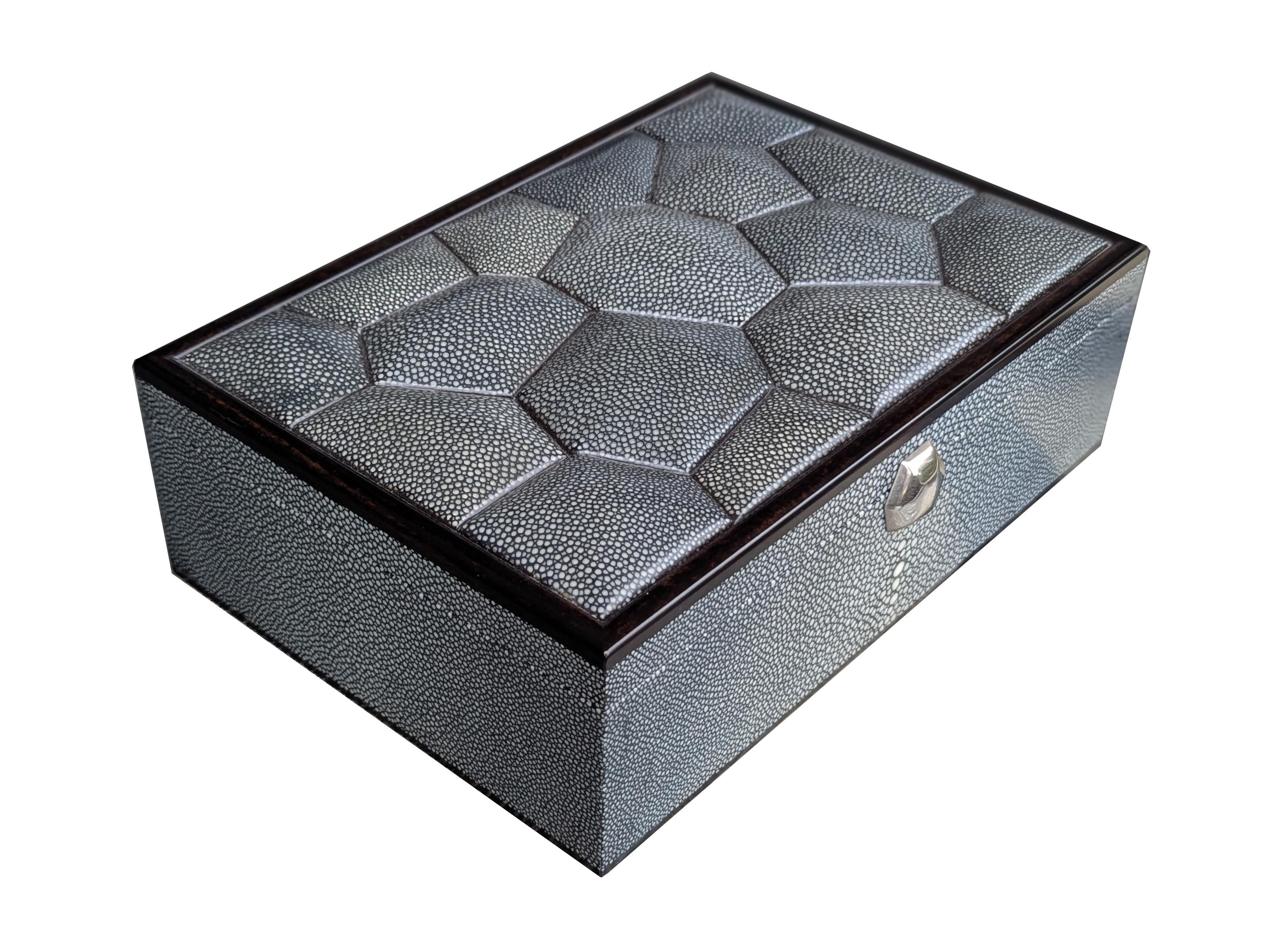 Caja de burbujas de ébano y piel de raya negra en venta 10