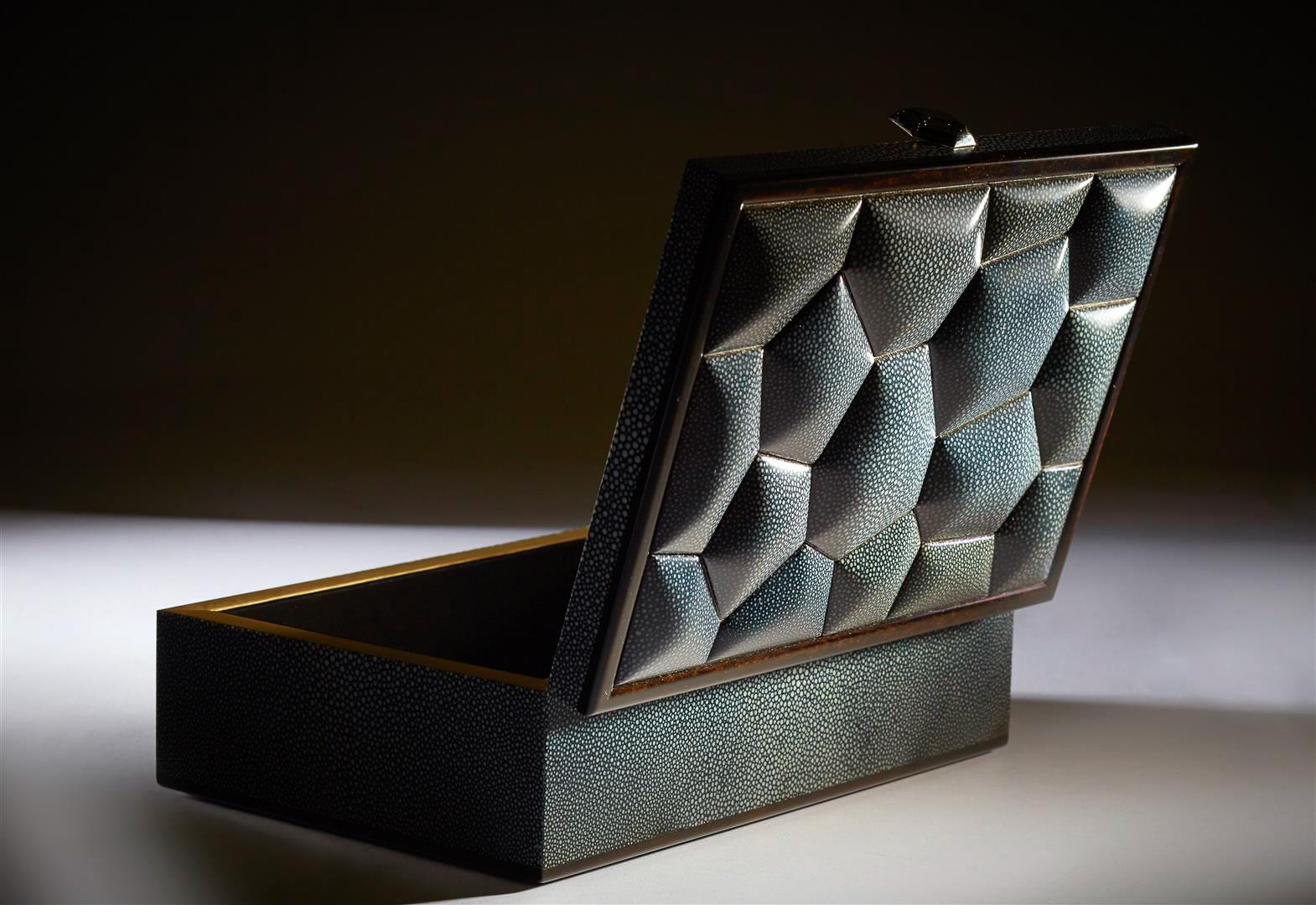 Este elegante joyero de la Colección Boucher & Co se ha fabricado completamente a mano en los talleres de Boucher & Co en Toowoomba, Australia.  
El diseño de esta pieza especial se inspiró en la arquitectura del Cubo de Agua, también conocido como