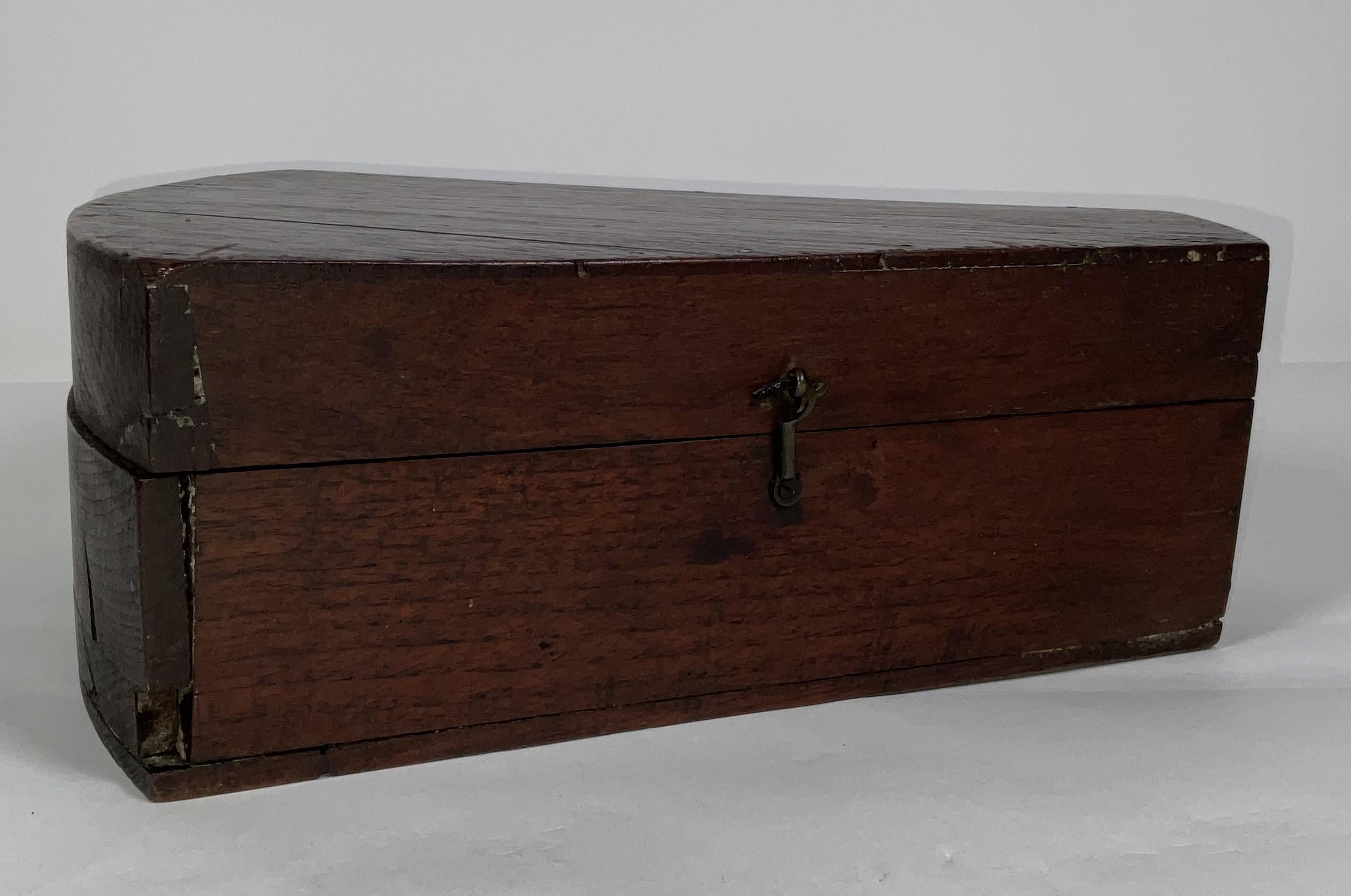 L'octant des navigateurs dans une boîte en forme de rein. L'Octant a un cadre en bois d'ébène avec des écailles en os, des filtres en laiton et un peepsight. Semblable à un sextant et à un quadrant. Note : Il manque un morceau de bois au fond de la