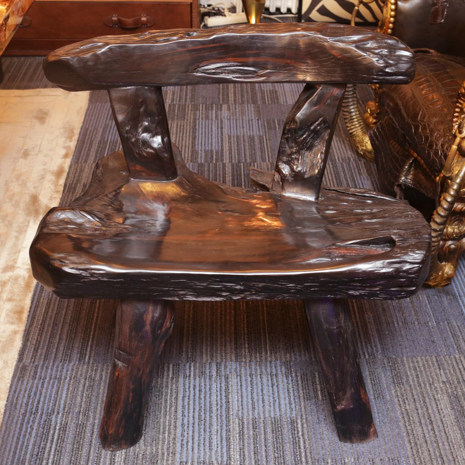 Banc Banc épais 3 avec dossier
En bois d'ébène massif naturel de Macassar.
Pièce sculptée à la main, pièce unique et exceptionnelle.