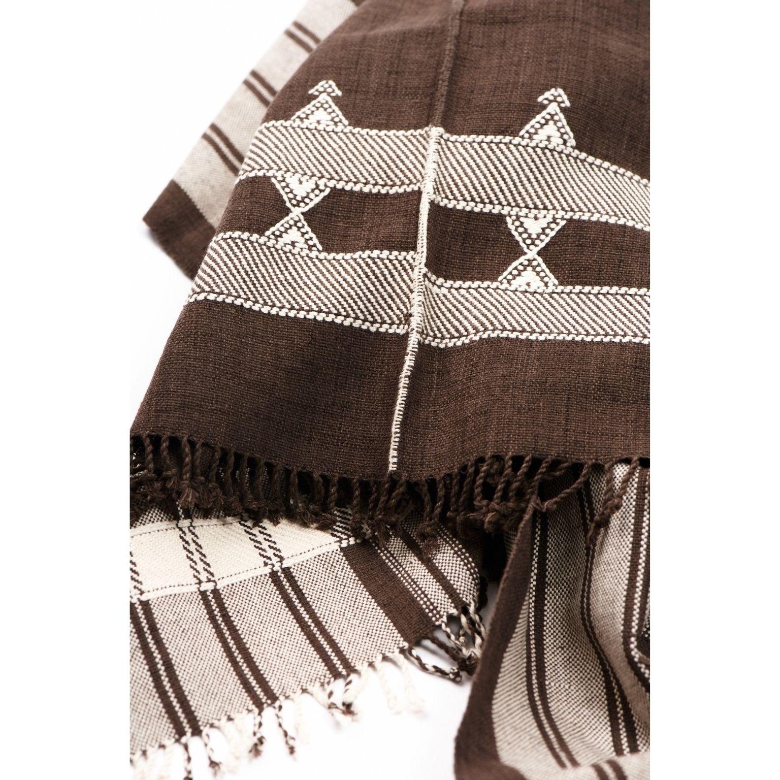 Fil de laine Throw en coton biologique tissé à la main en ébène avec motifs et nuances minimalistes de  Brun terreux  en vente