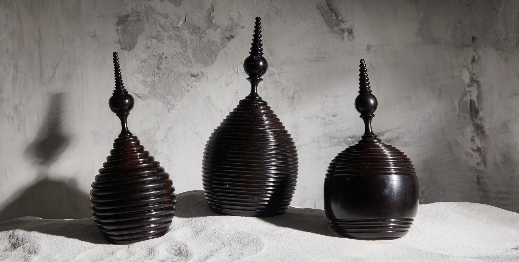 Curving lines and timeless elegance.

Essentially dark and dense, sustainably sourced, this object is the perfect marriage of extravagance and l’art du savoir-faire.

The precious ebony wood is prized for its density, fine grain, and melodious