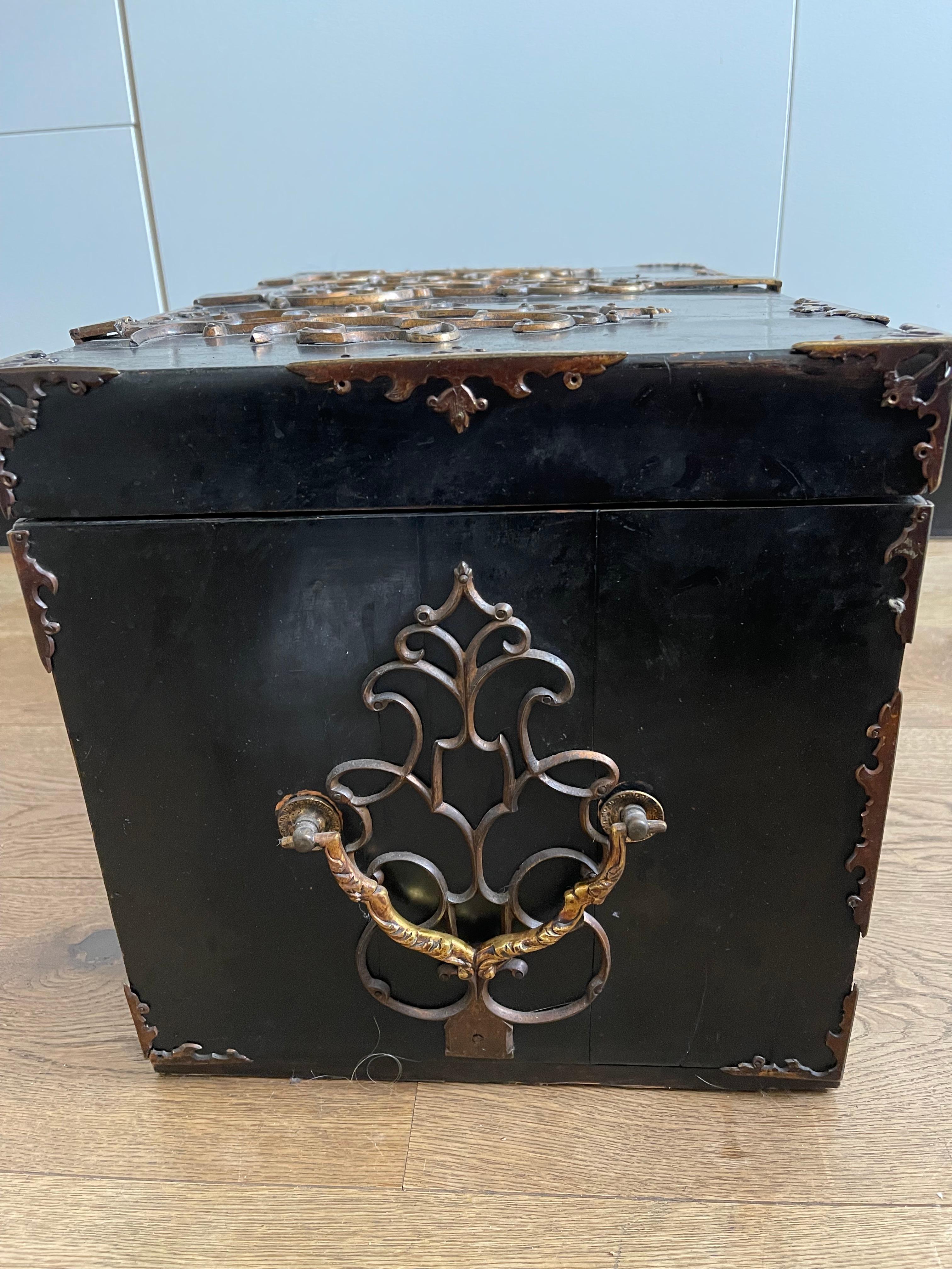 Dutch Colonial Ebony Veneered Captain's Chest or Strong Box 'Coffre Fort', 17th Century For Sale