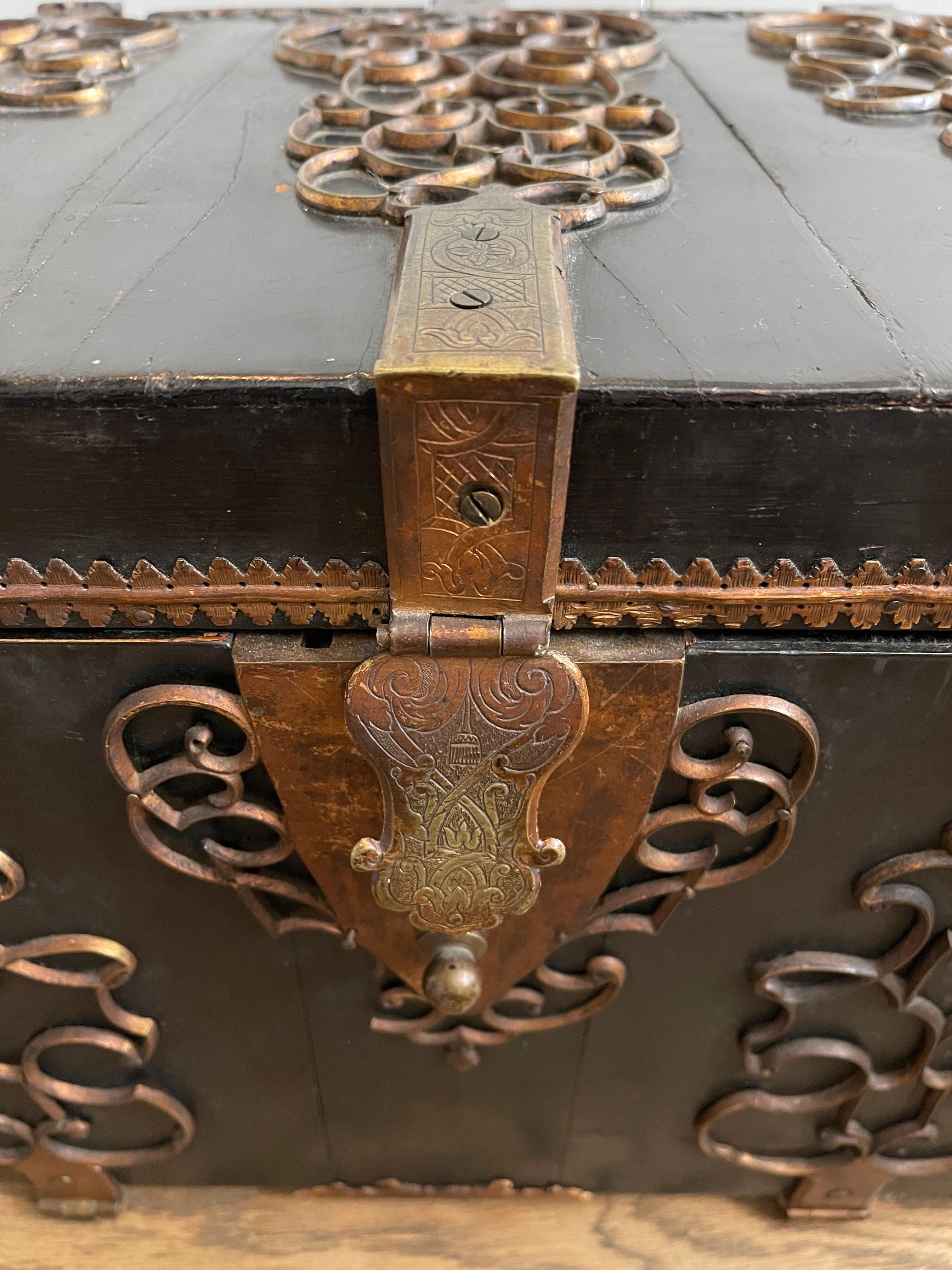 Coffre de capitaine ou coffre fort en placage d'ébène, 17e siècle en vente 1
