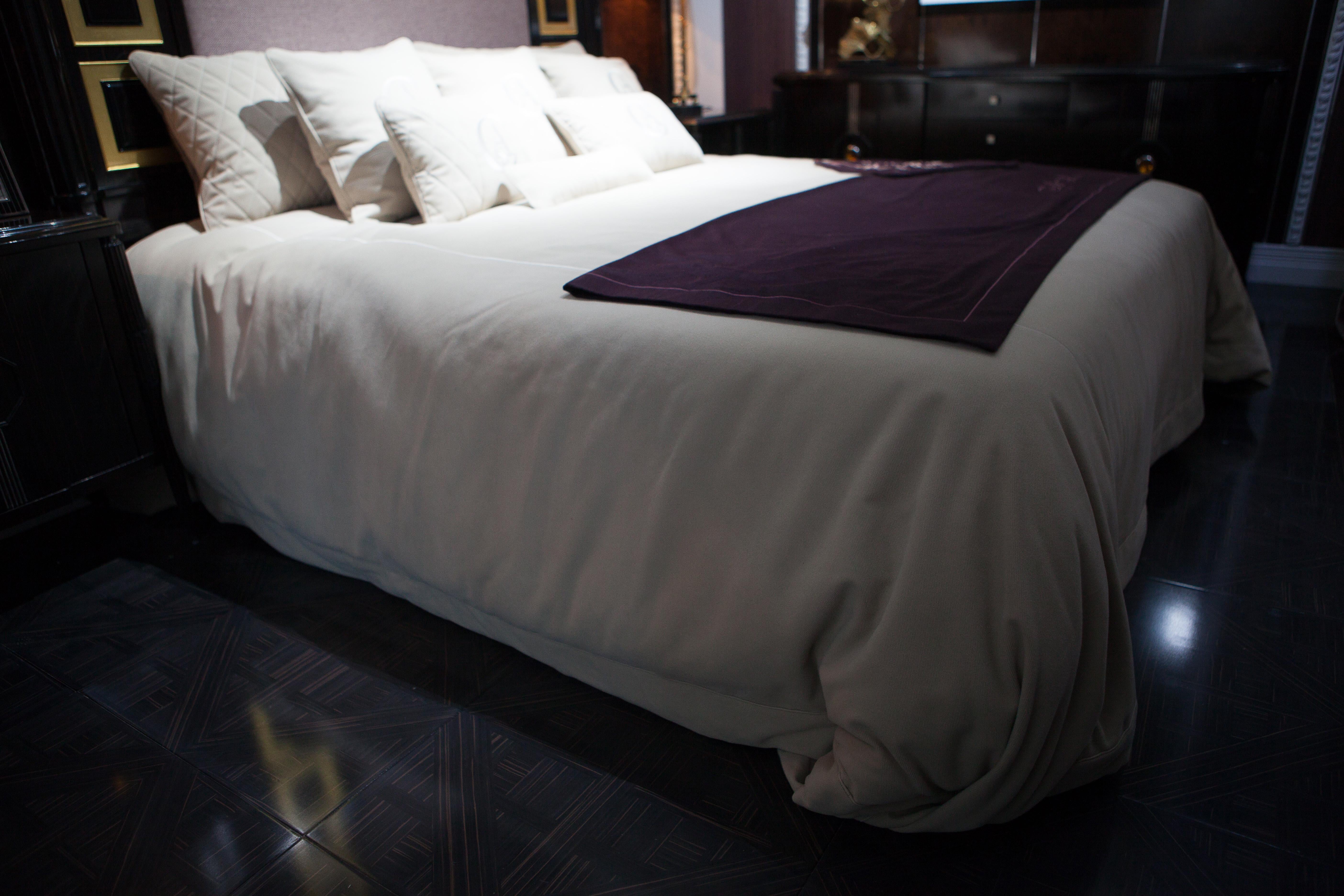 Ebony Wood and Gold Leaf Contemporary Bed In New Condition For Sale In Hong Kong, HK