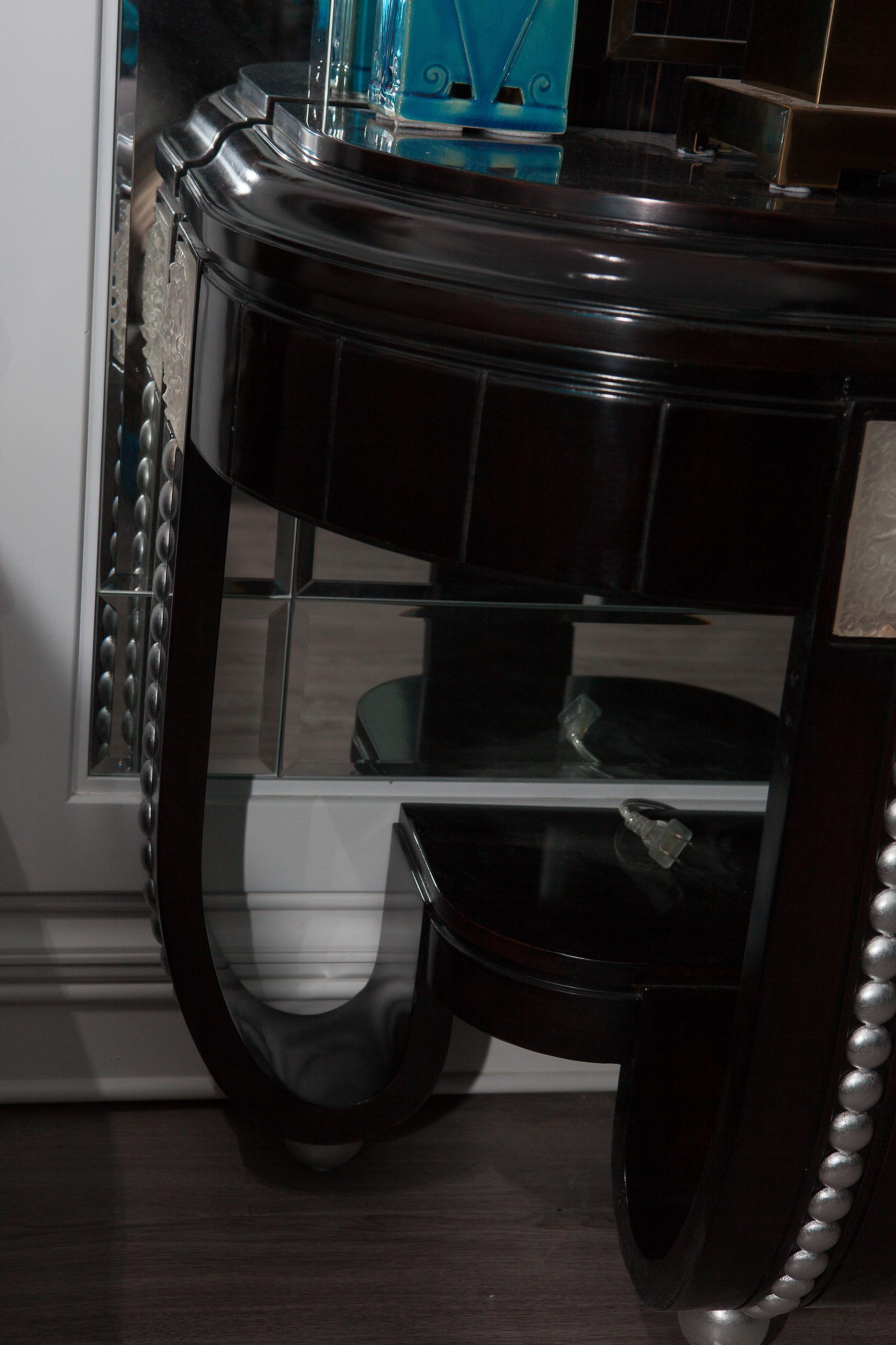 Néo-classique Table de nuit néoclassique en bois d'ébène et verre coulé de style Lilique en vente