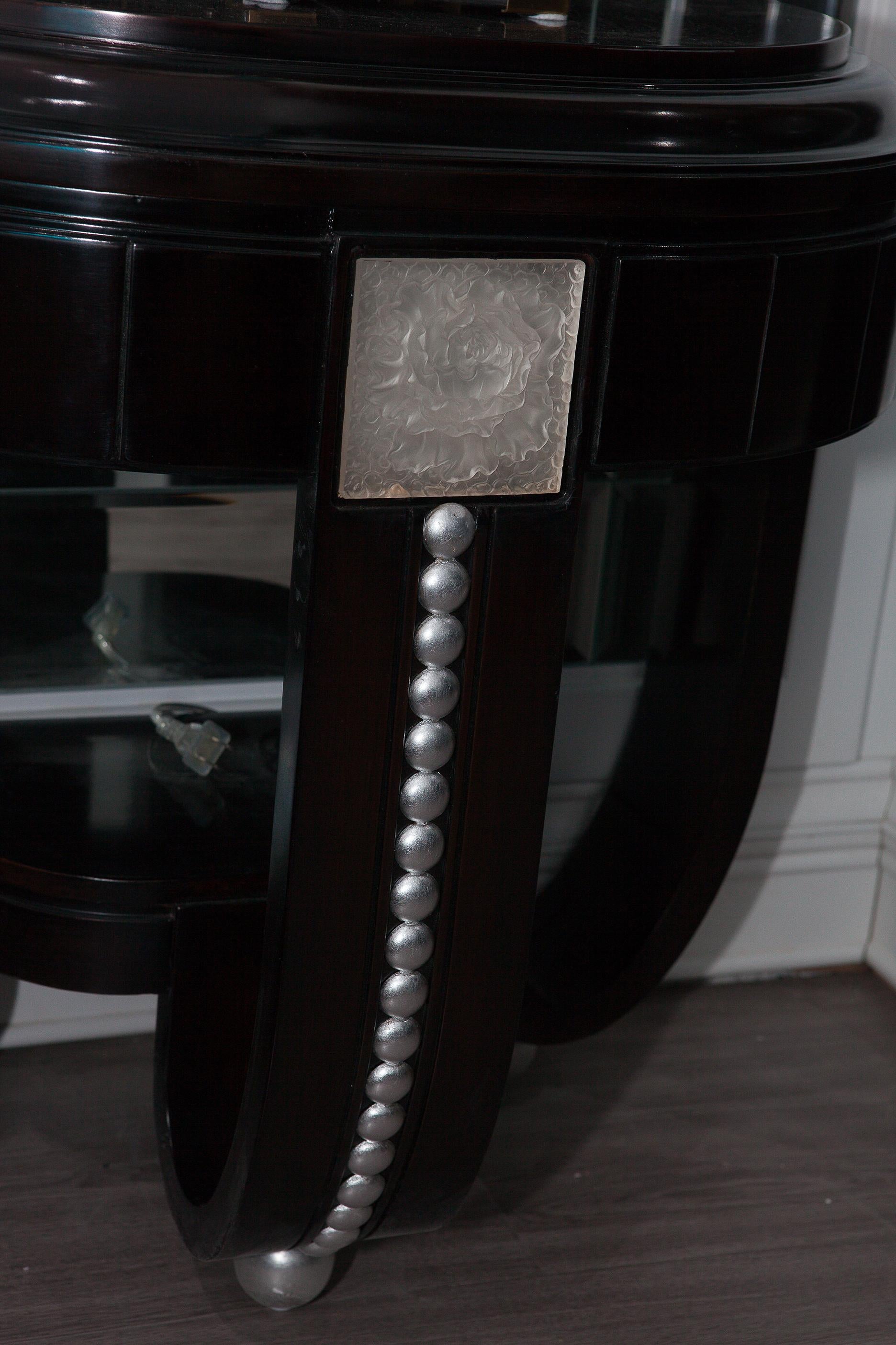 Hong Kong Table de nuit néoclassique en bois d'ébène et verre coulé de style Lilique en vente