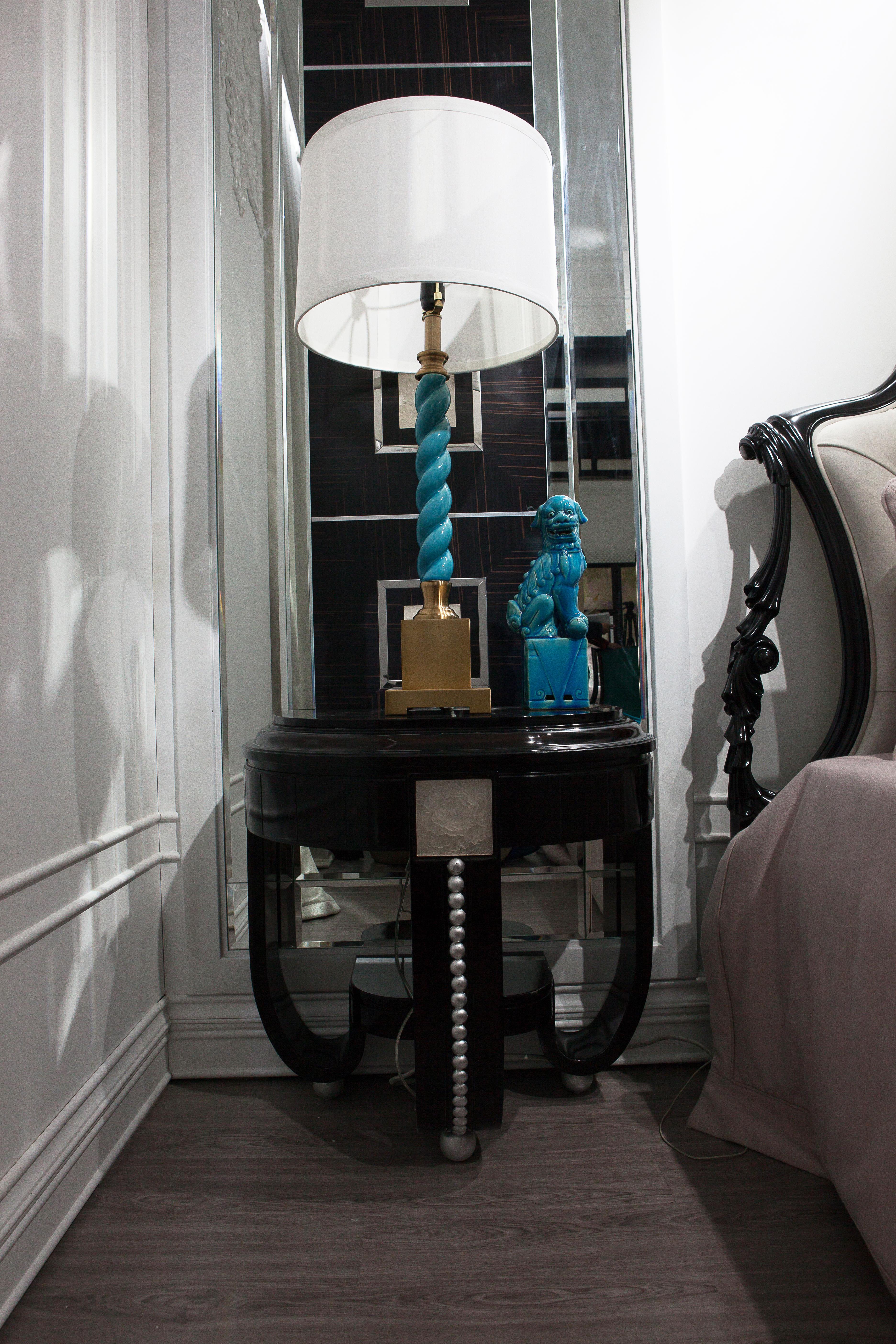 Sculpté à la main Table de nuit néoclassique en bois d'ébène et verre coulé de style Lilique en vente
