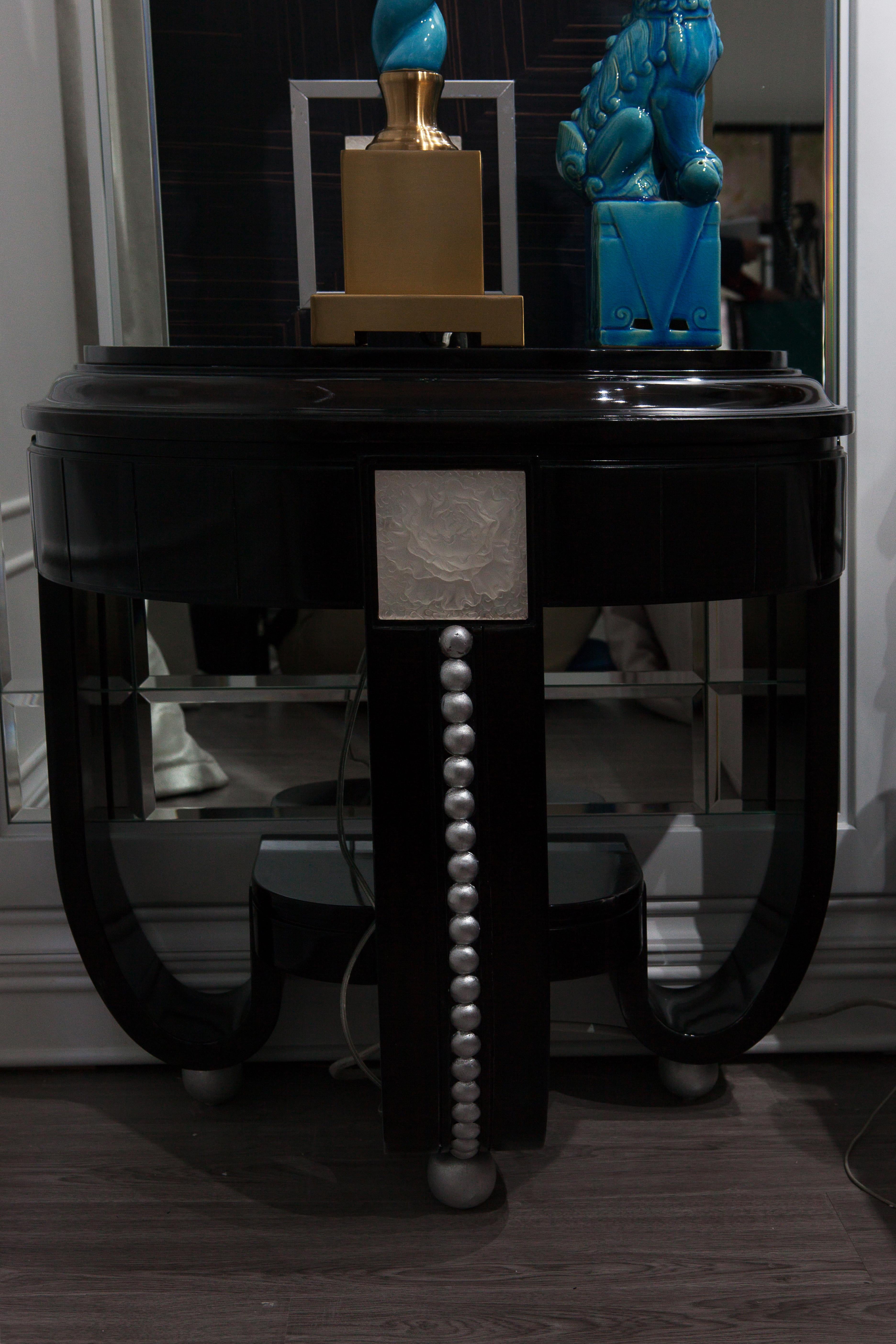 Table de nuit néoclassique en bois d'ébène et verre coulé de style Lilique Neuf - En vente à Hong Kong, HK