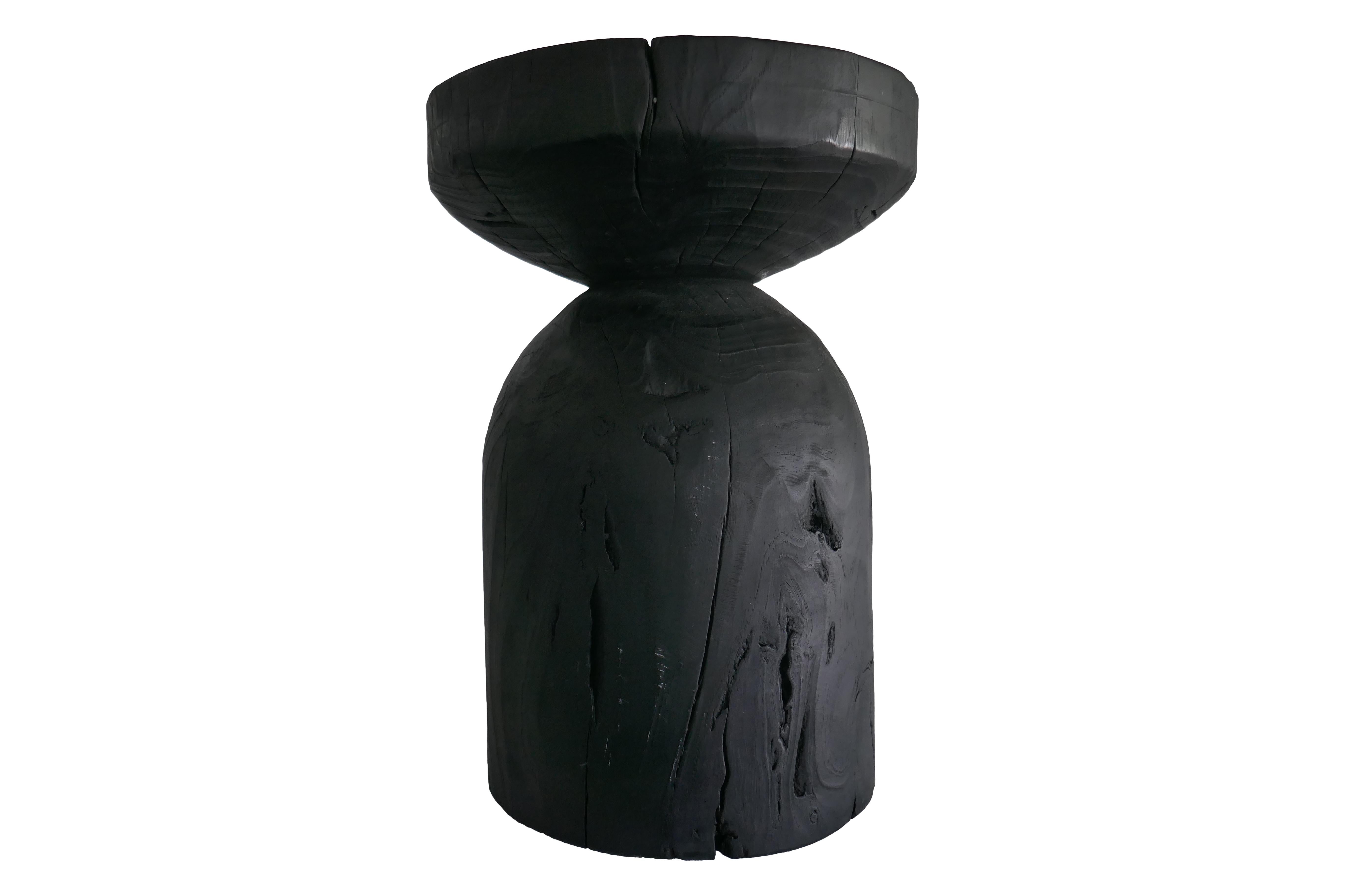 Ebenholz Wood Distressed Akzenttisch (Handgeschnitzt) im Angebot